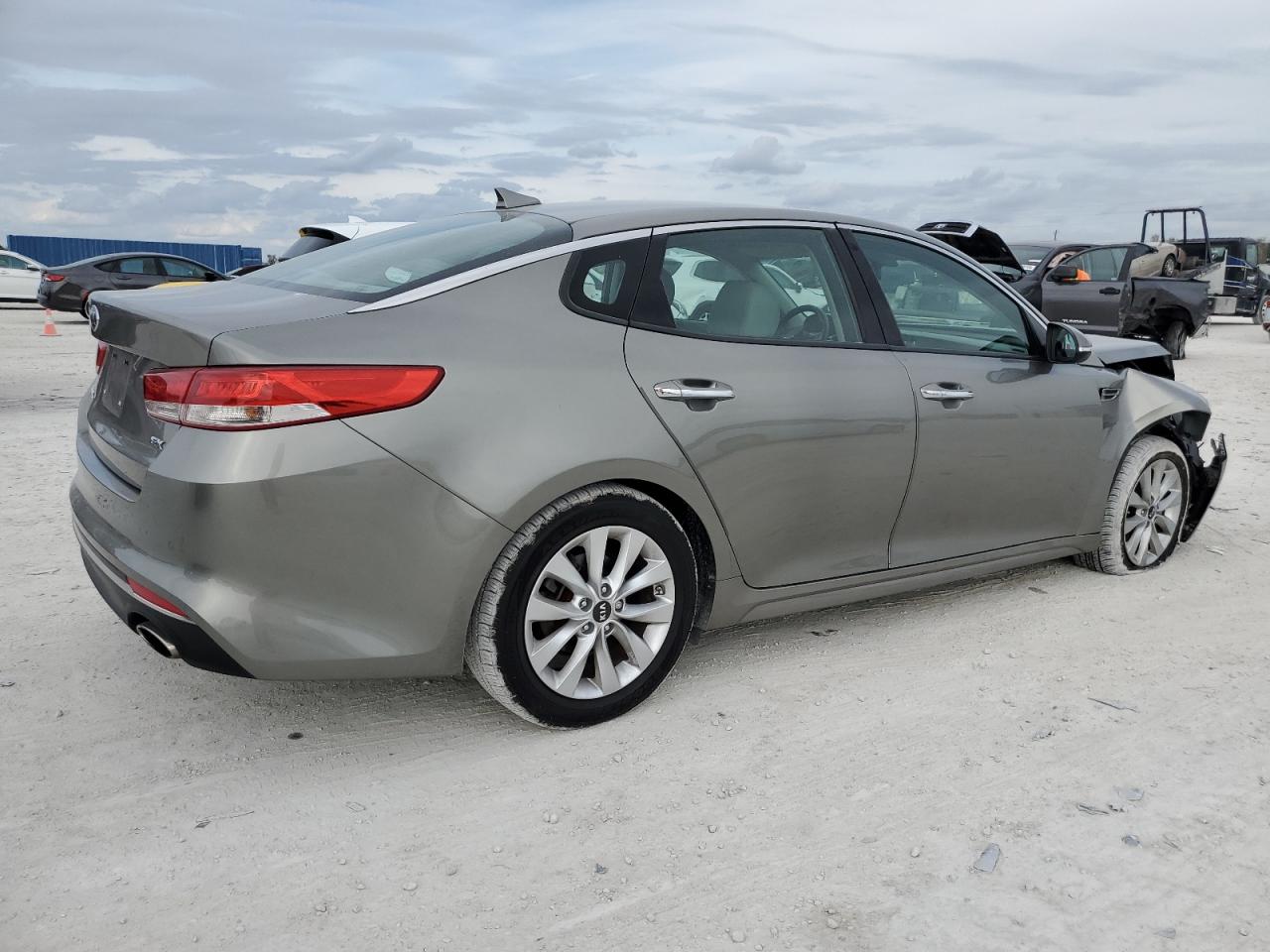 Photo 2 VIN: 5XXGU4L38JG221913 - KIA OPTIMA 