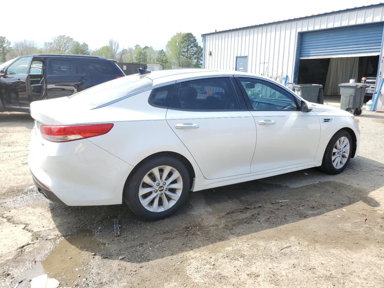 Photo 2 VIN: 5XXGU4L39GG105564 - KIA OPTIMA 