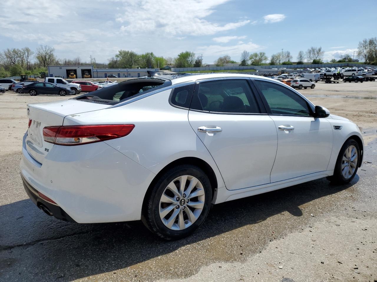 Photo 2 VIN: 5XXGU4L3XGG021527 - KIA OPTIMA 