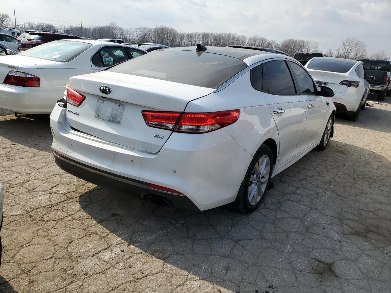 Photo 2 VIN: 5XXGU4L3XGG045360 - KIA OPTIMA 