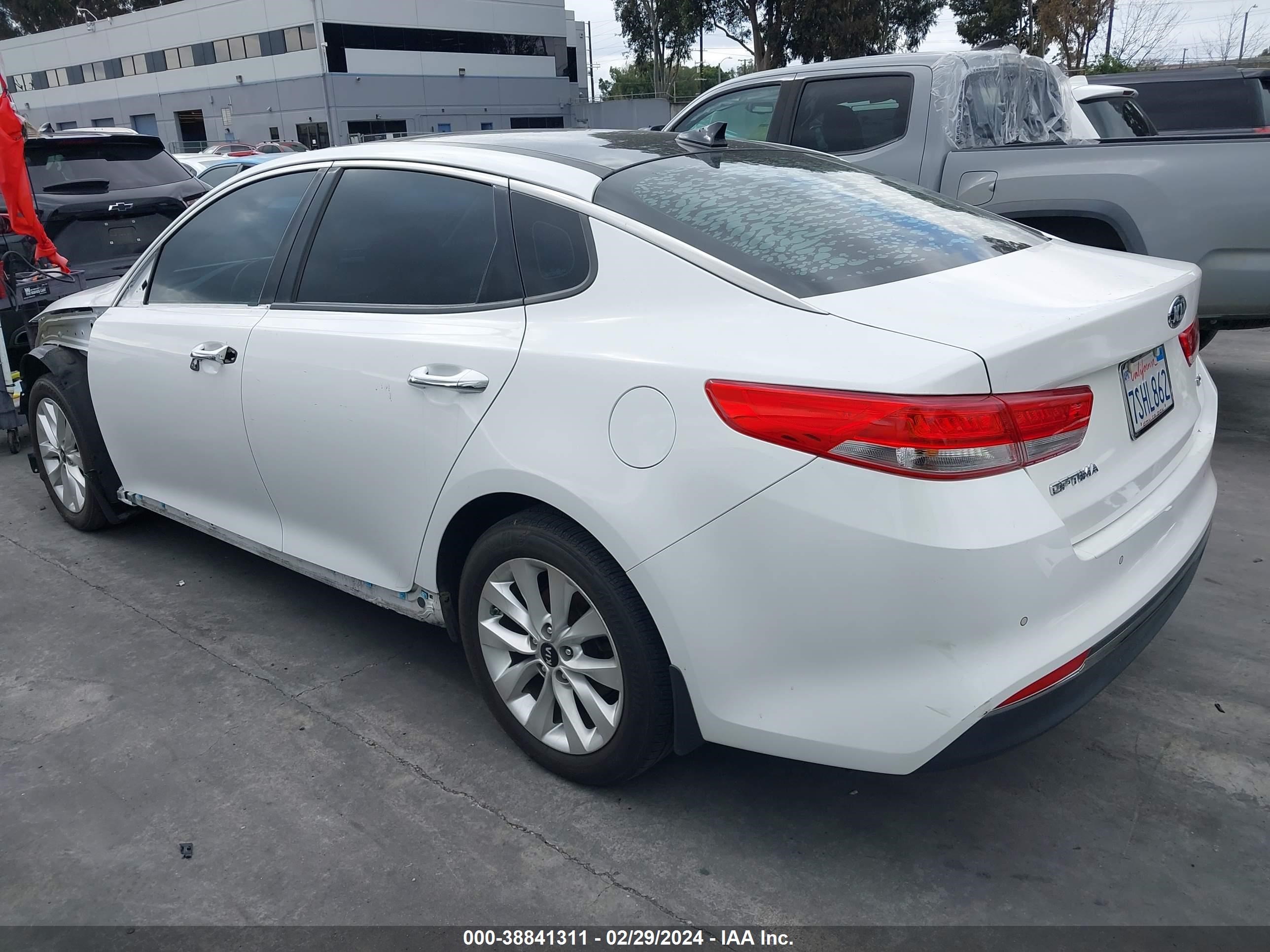 Photo 2 VIN: 5XXGU4L3XGG056651 - KIA OPTIMA 