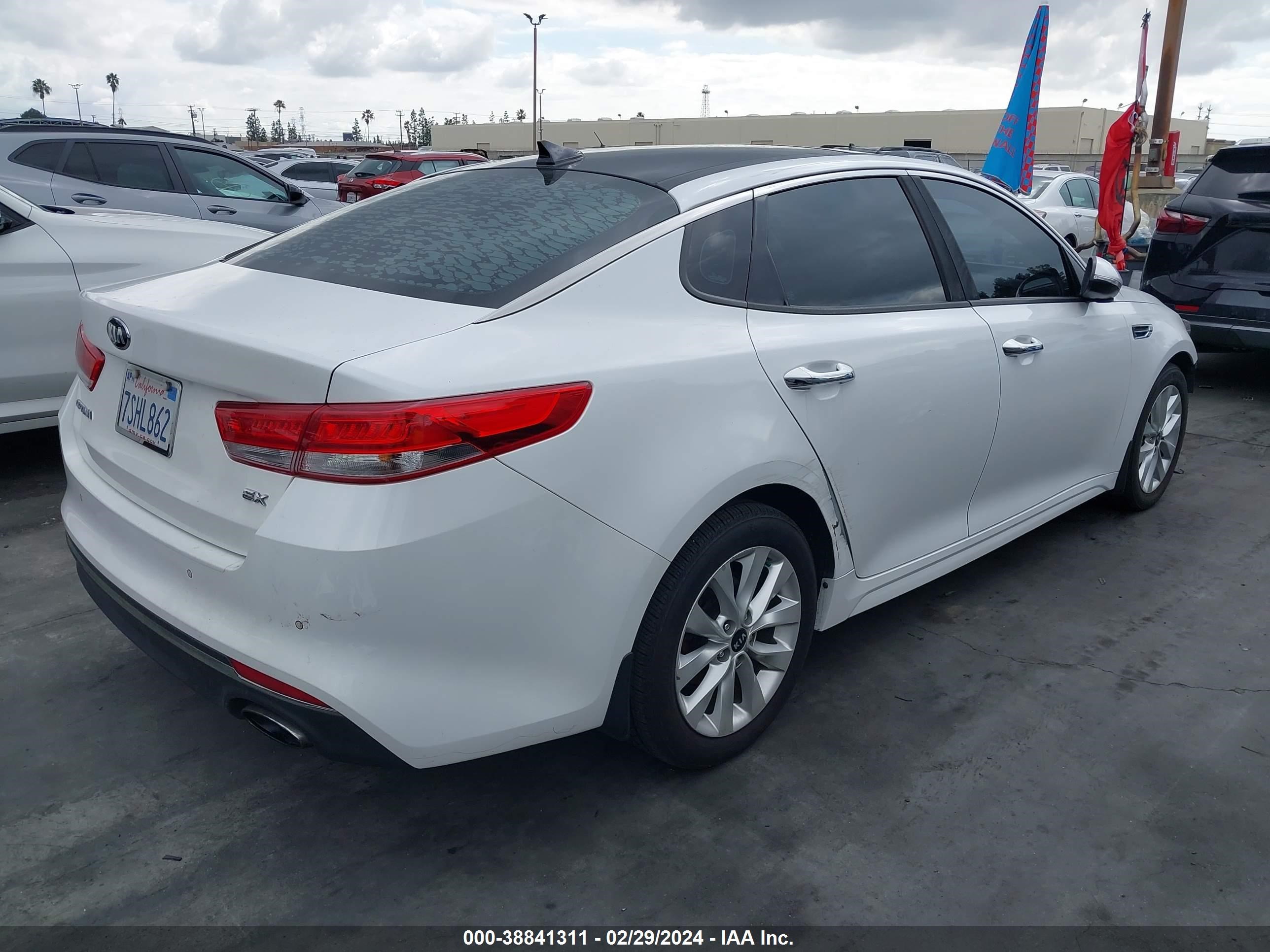 Photo 3 VIN: 5XXGU4L3XGG056651 - KIA OPTIMA 