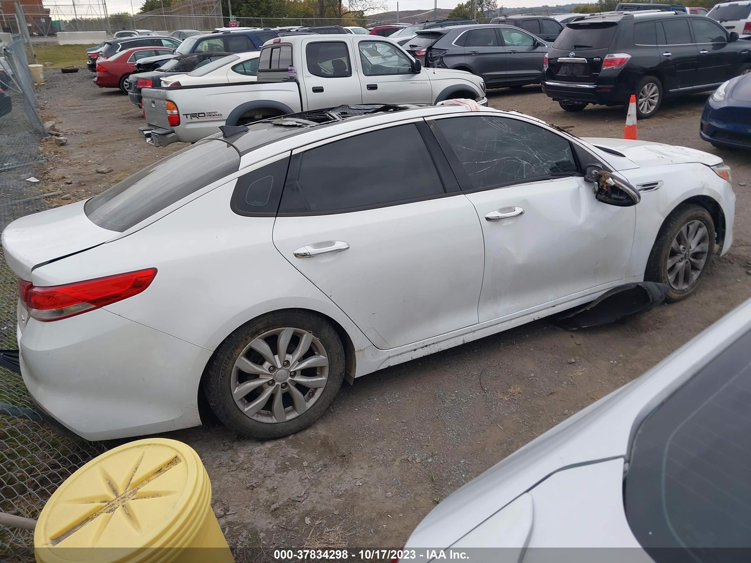 Photo 3 VIN: 5XXGU4L3XGG099497 - KIA OPTIMA 