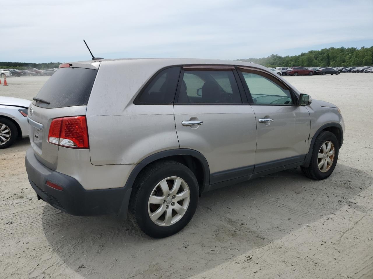 Photo 2 VIN: 5XYKT3A10DG347756 - KIA SORENTO 