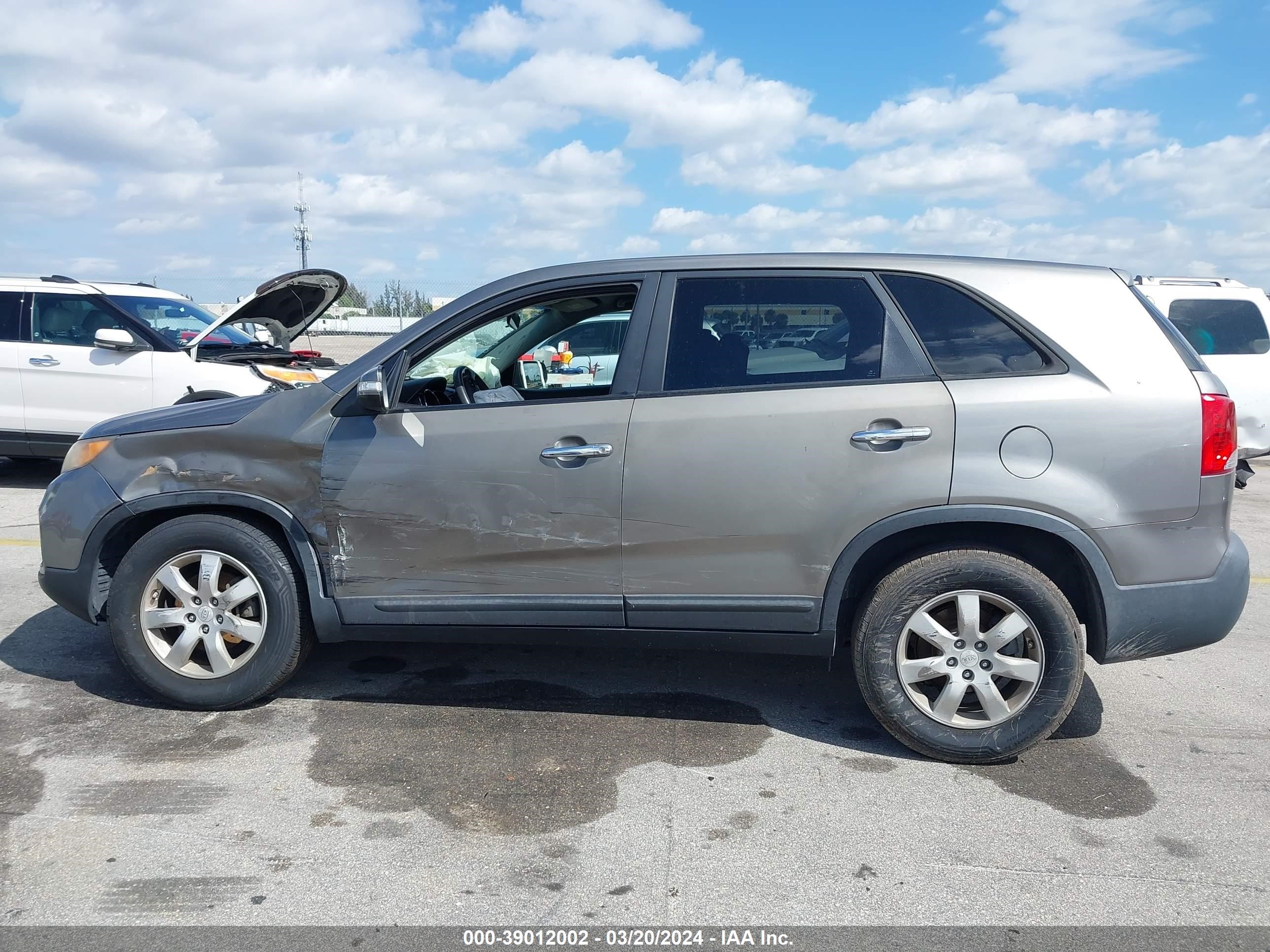 Photo 13 VIN: 5XYKT3A14BG033623 - KIA SORENTO 