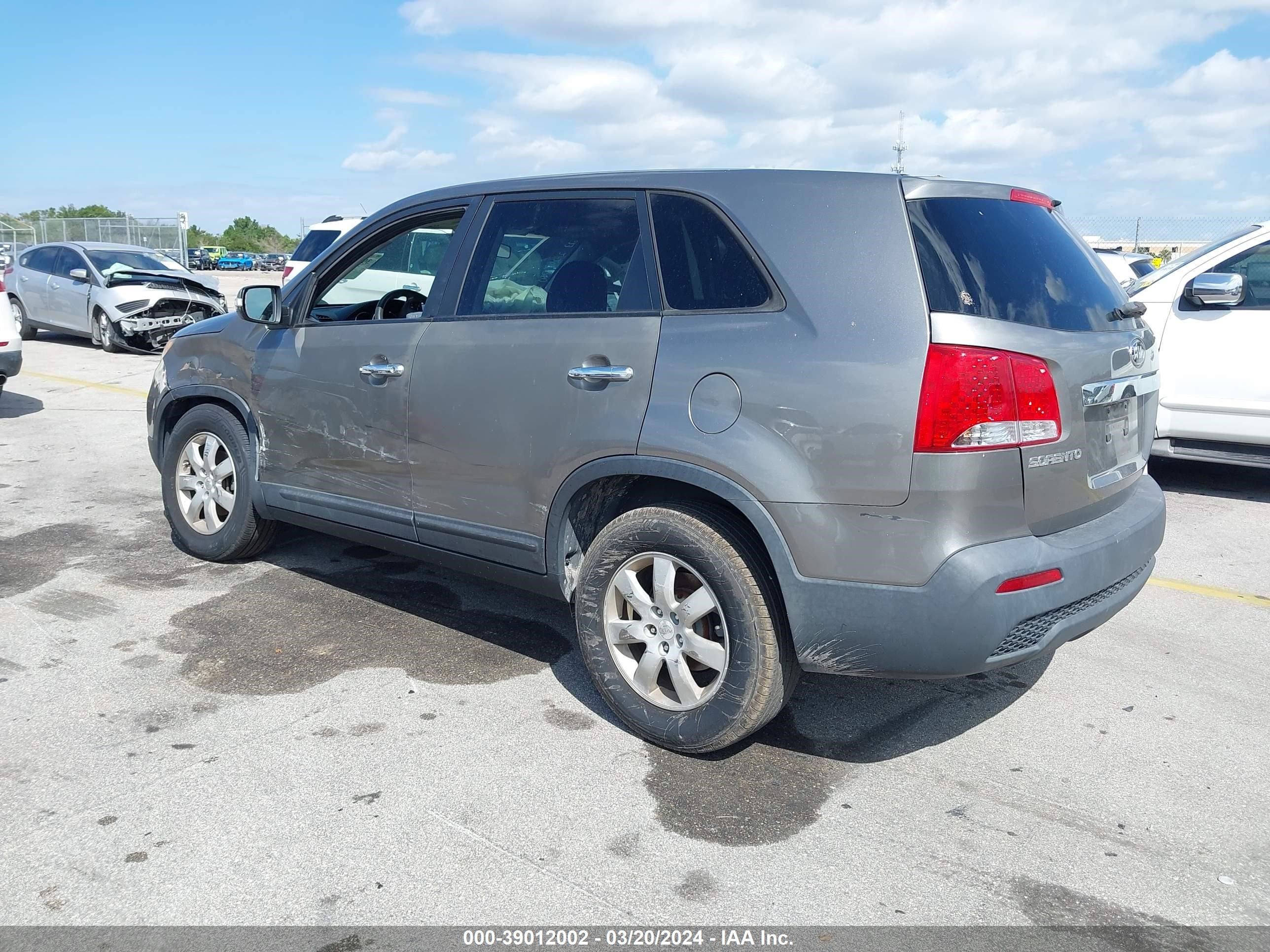 Photo 2 VIN: 5XYKT3A14BG033623 - KIA SORENTO 