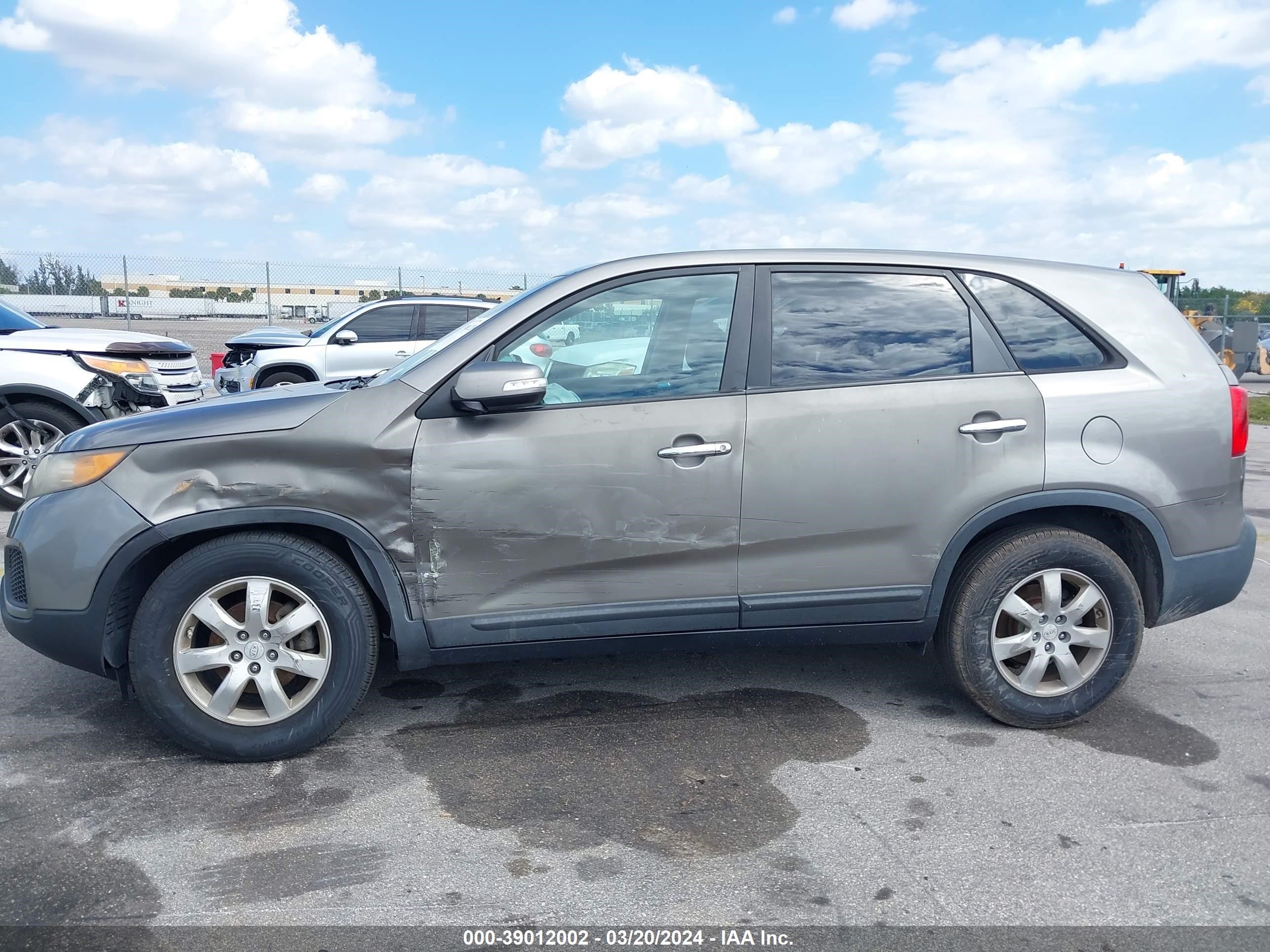 Photo 5 VIN: 5XYKT3A14BG033623 - KIA SORENTO 