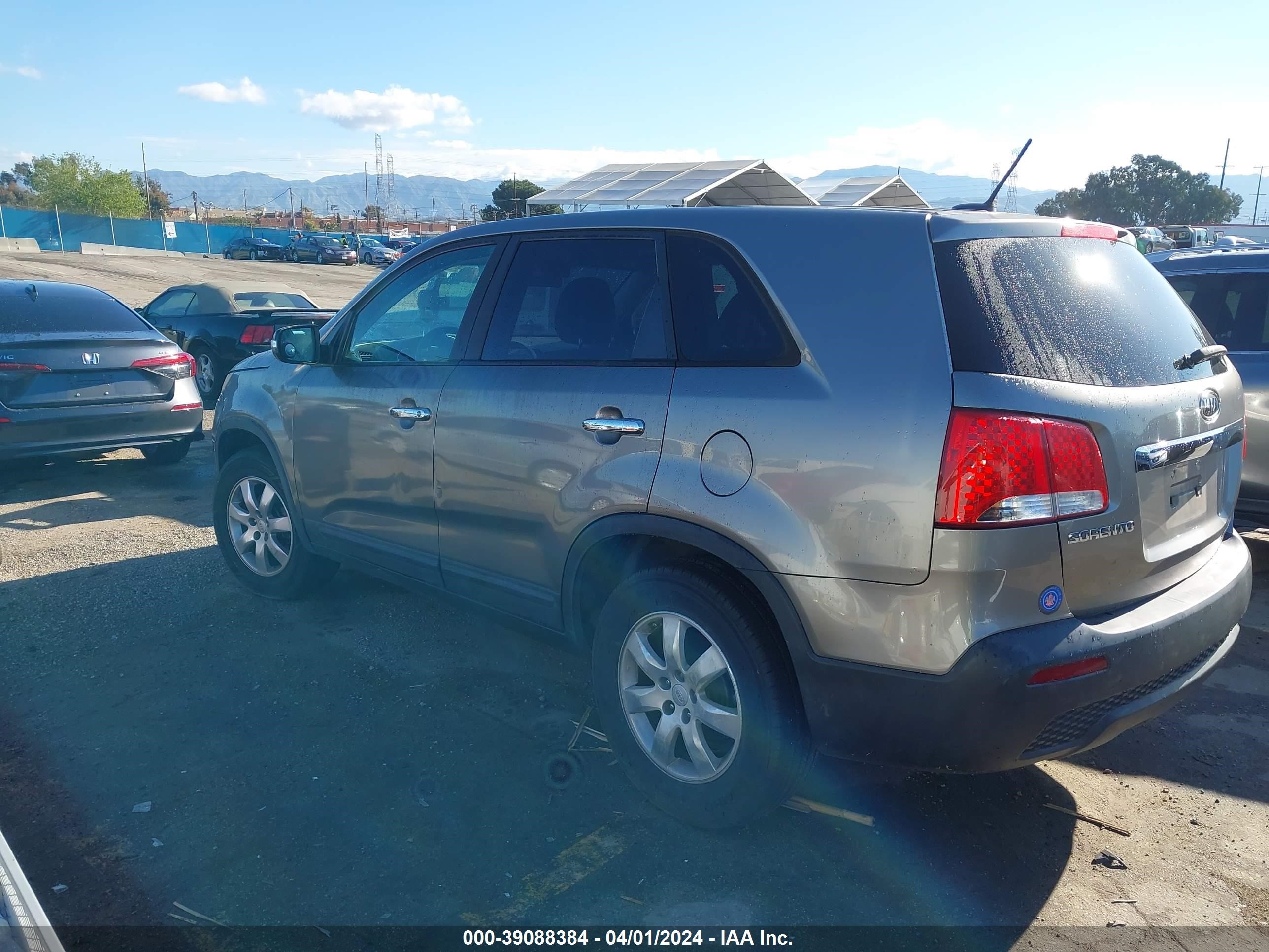 Photo 2 VIN: 5XYKT3A14BG046727 - KIA SORENTO 