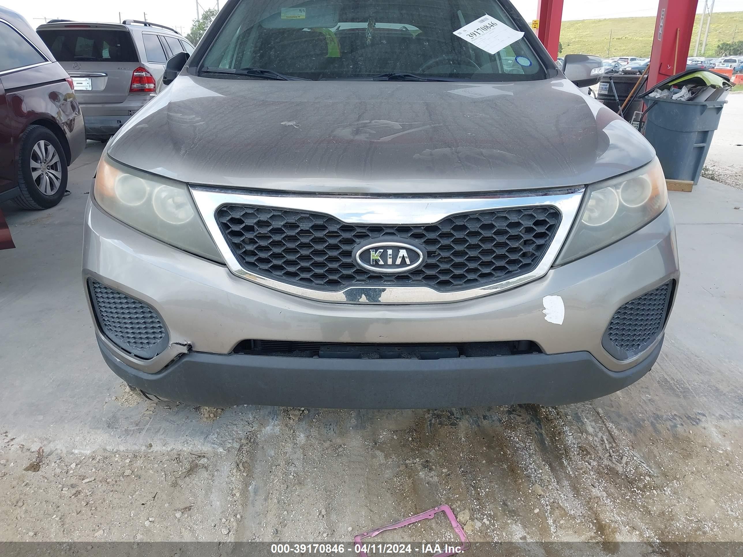 Photo 5 VIN: 5XYKT3A14BG120177 - KIA SORENTO 