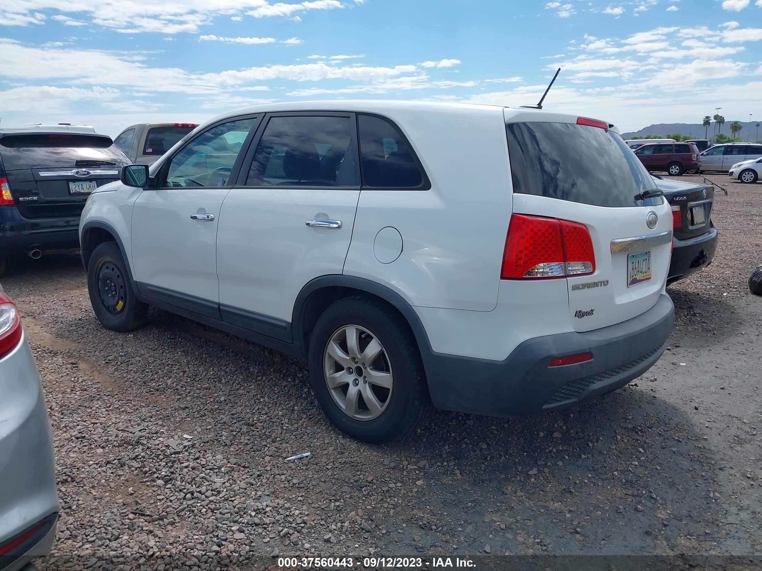 Photo 2 VIN: 5XYKT3A16BG005855 - KIA SORENTO 