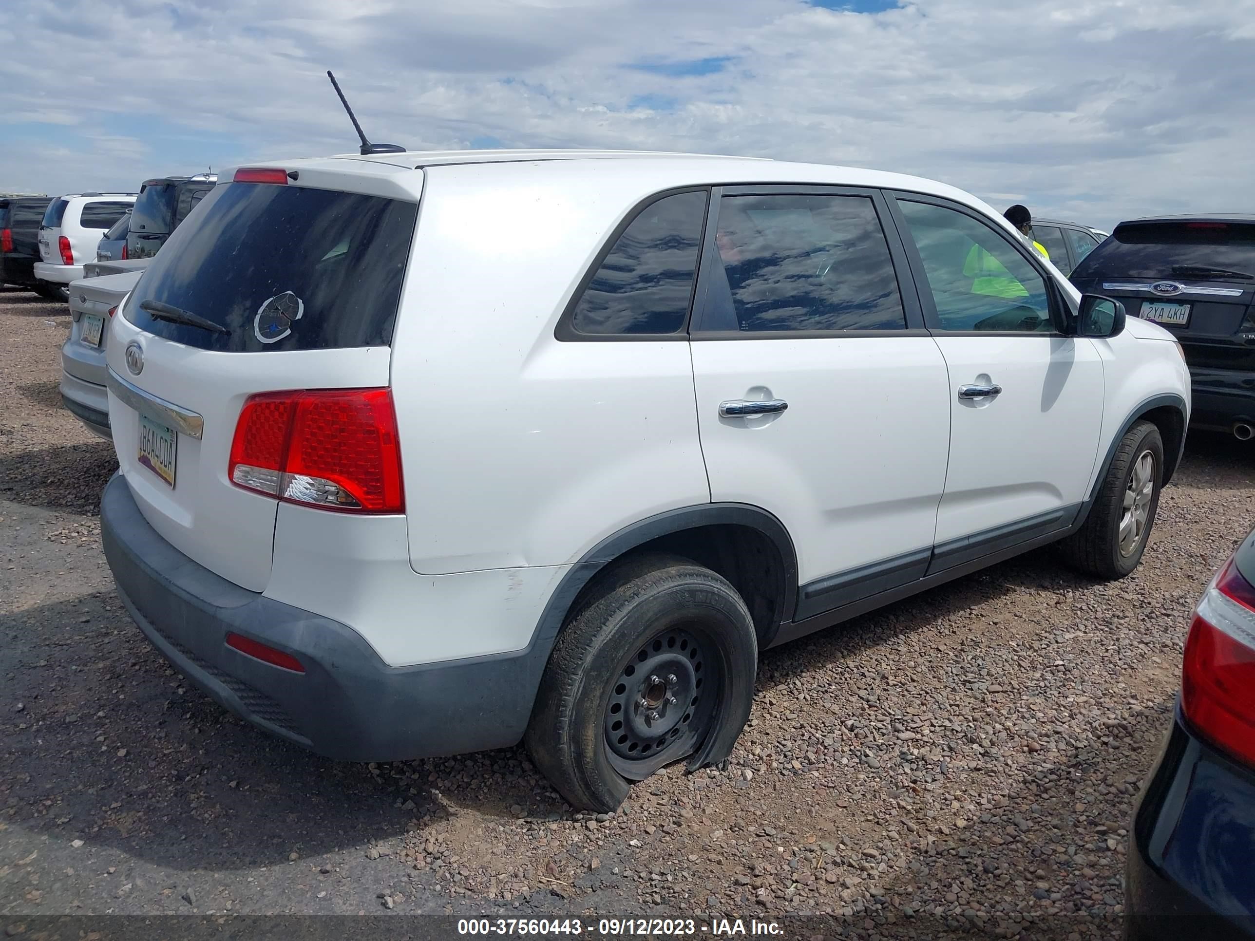 Photo 3 VIN: 5XYKT3A16BG005855 - KIA SORENTO 