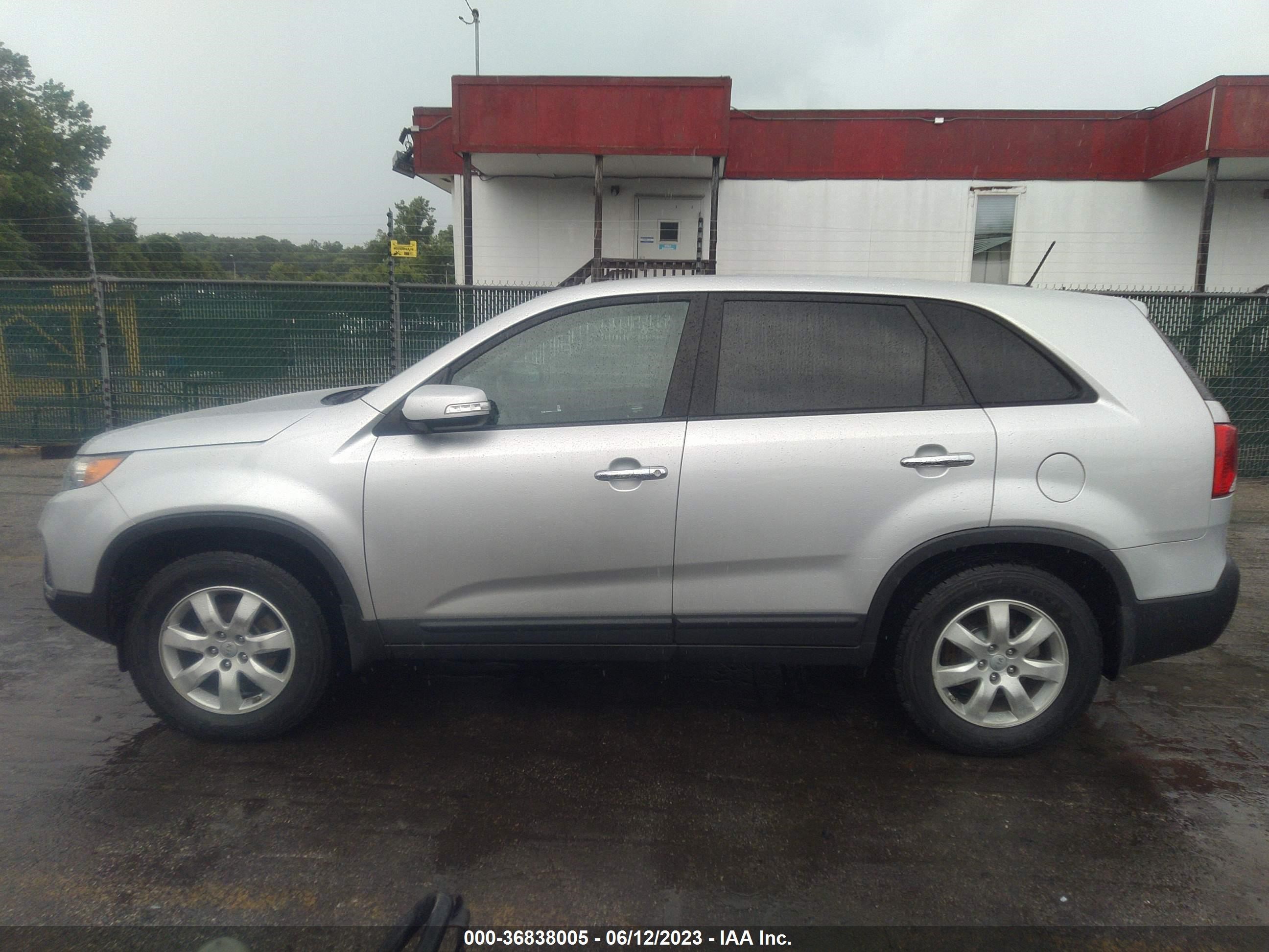 Photo 14 VIN: 5XYKT3A17DG312809 - KIA SORENTO 