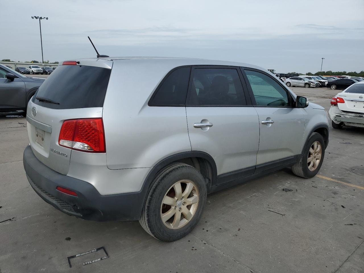 Photo 2 VIN: 5XYKT3A18BG053342 - KIA SORENTO 