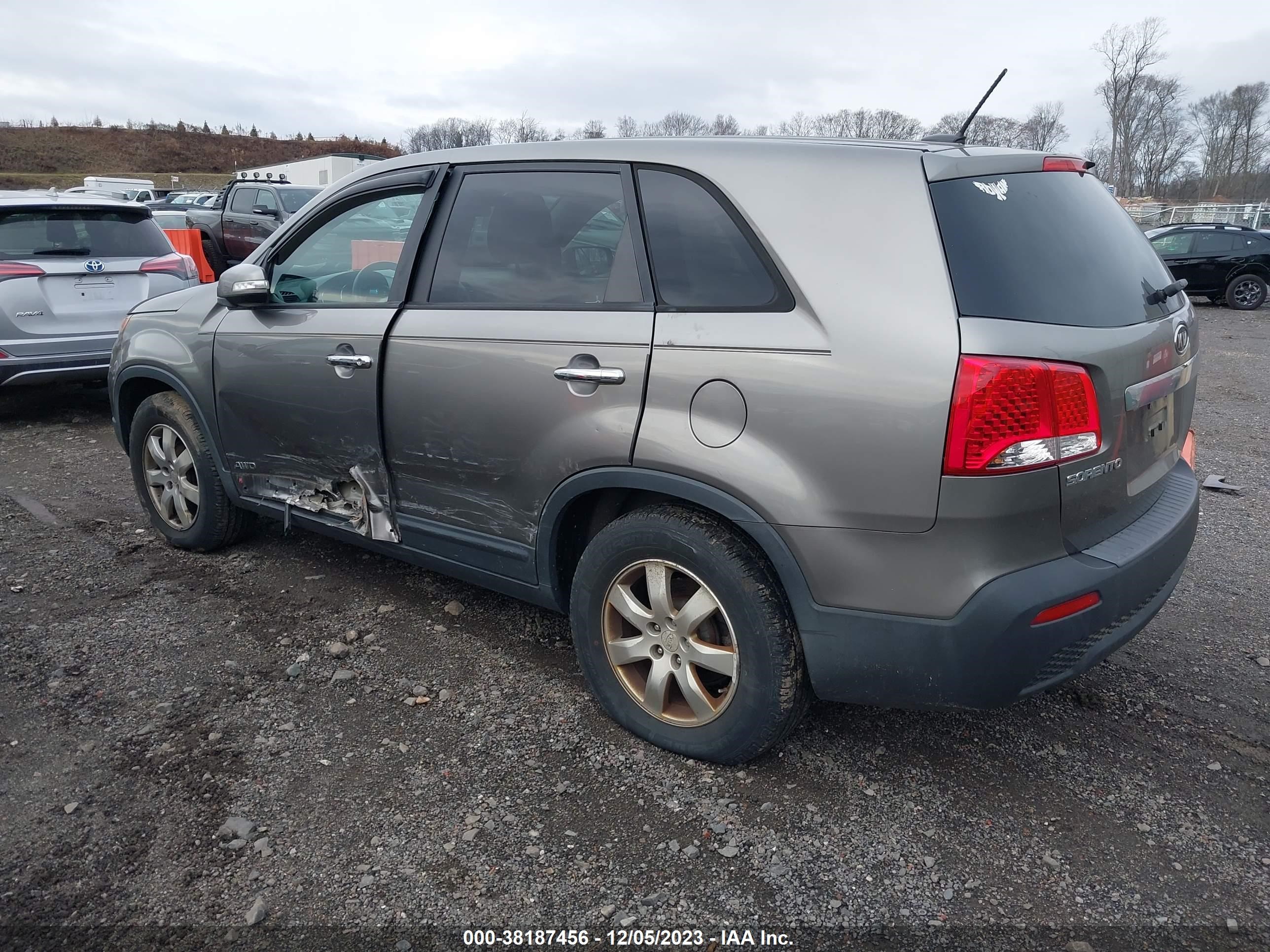 Photo 2 VIN: 5XYKT3A18CG201443 - KIA SORENTO 