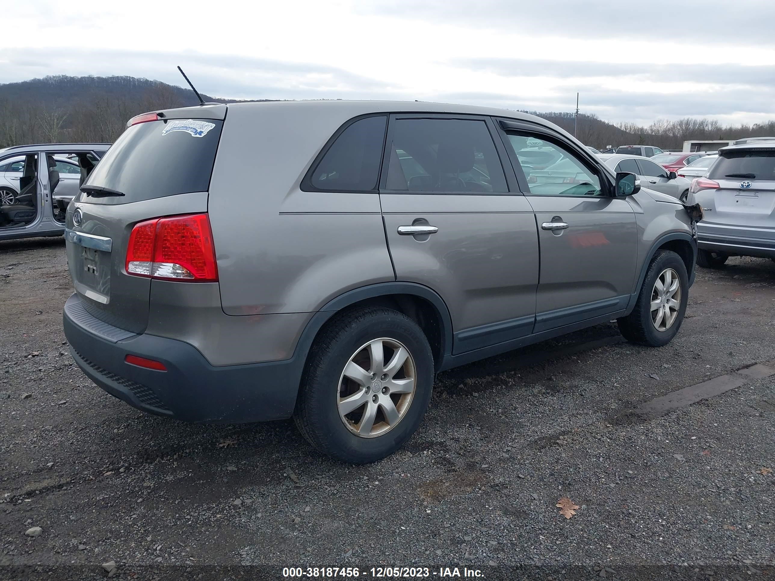 Photo 3 VIN: 5XYKT3A18CG201443 - KIA SORENTO 