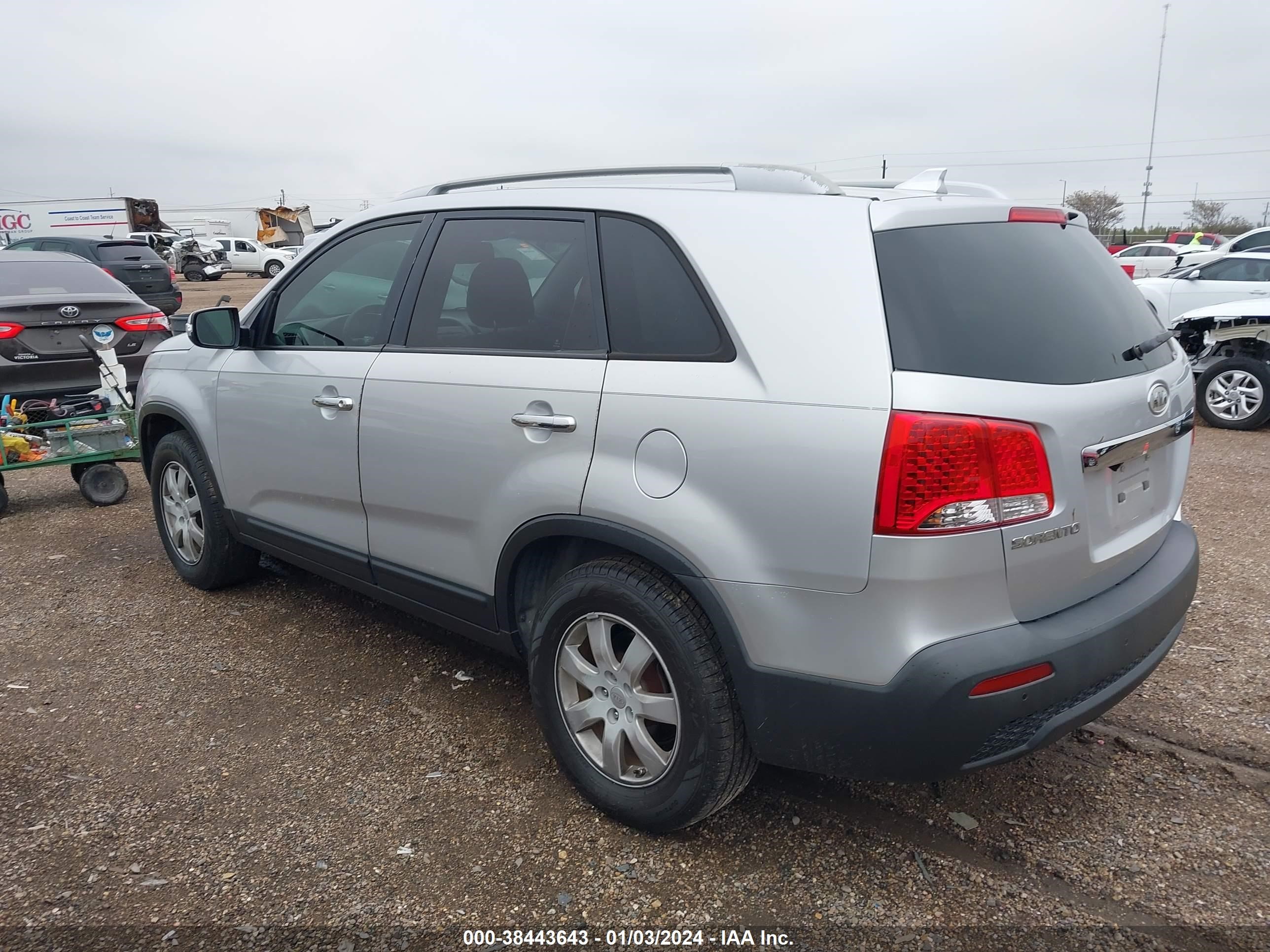 Photo 2 VIN: 5XYKT3A19BG007843 - KIA SORENTO 