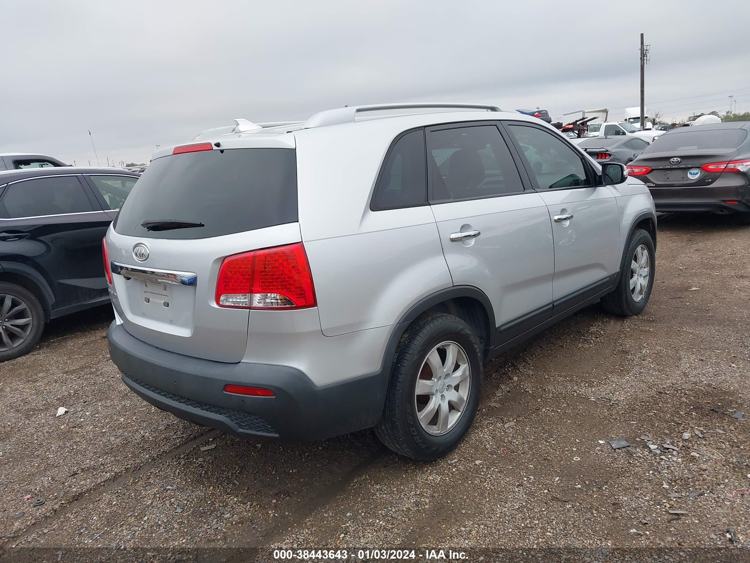 Photo 3 VIN: 5XYKT3A19BG007843 - KIA SORENTO 