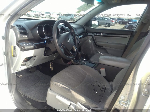 Photo 4 VIN: 5XYKT3A1XBG062561 - KIA SORENTO 