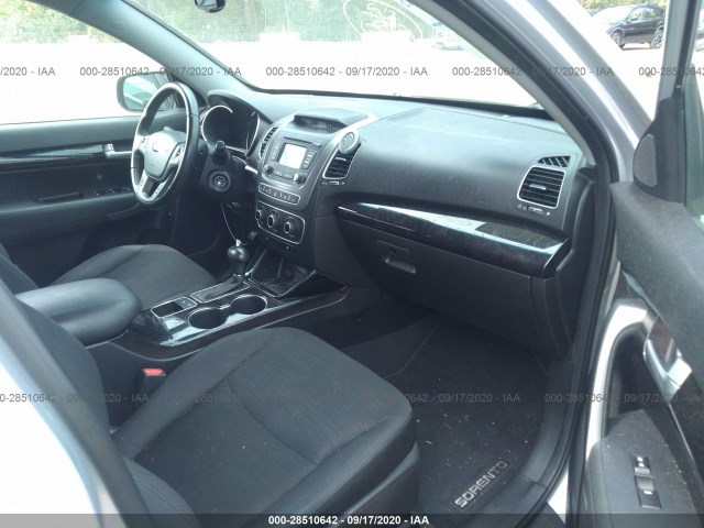 Photo 4 VIN: 5XYKT3A63FG573725 - KIA SORENTO 