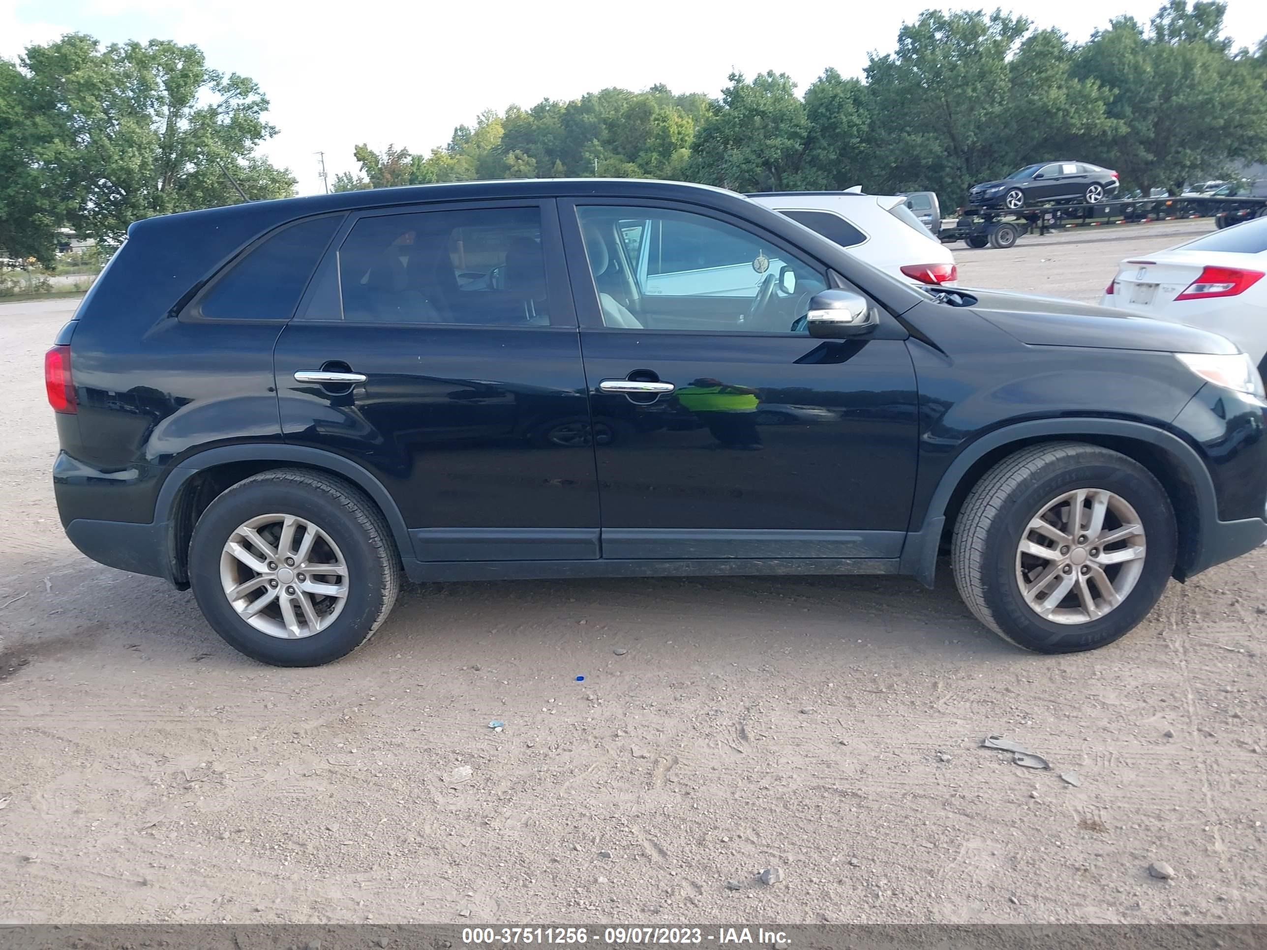 Photo 12 VIN: 5XYKT3A64FG577461 - KIA SORENTO 