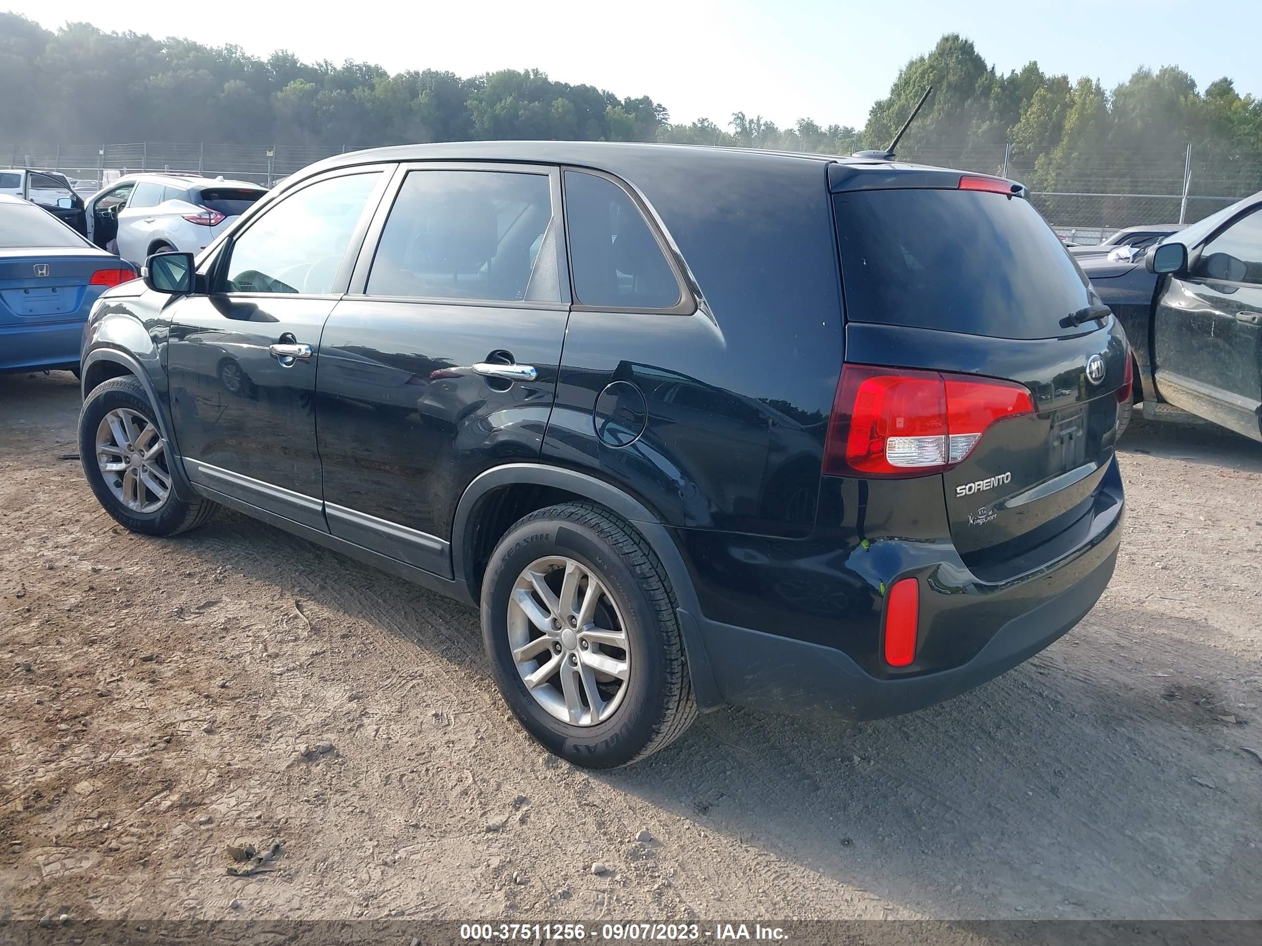 Photo 2 VIN: 5XYKT3A64FG577461 - KIA SORENTO 