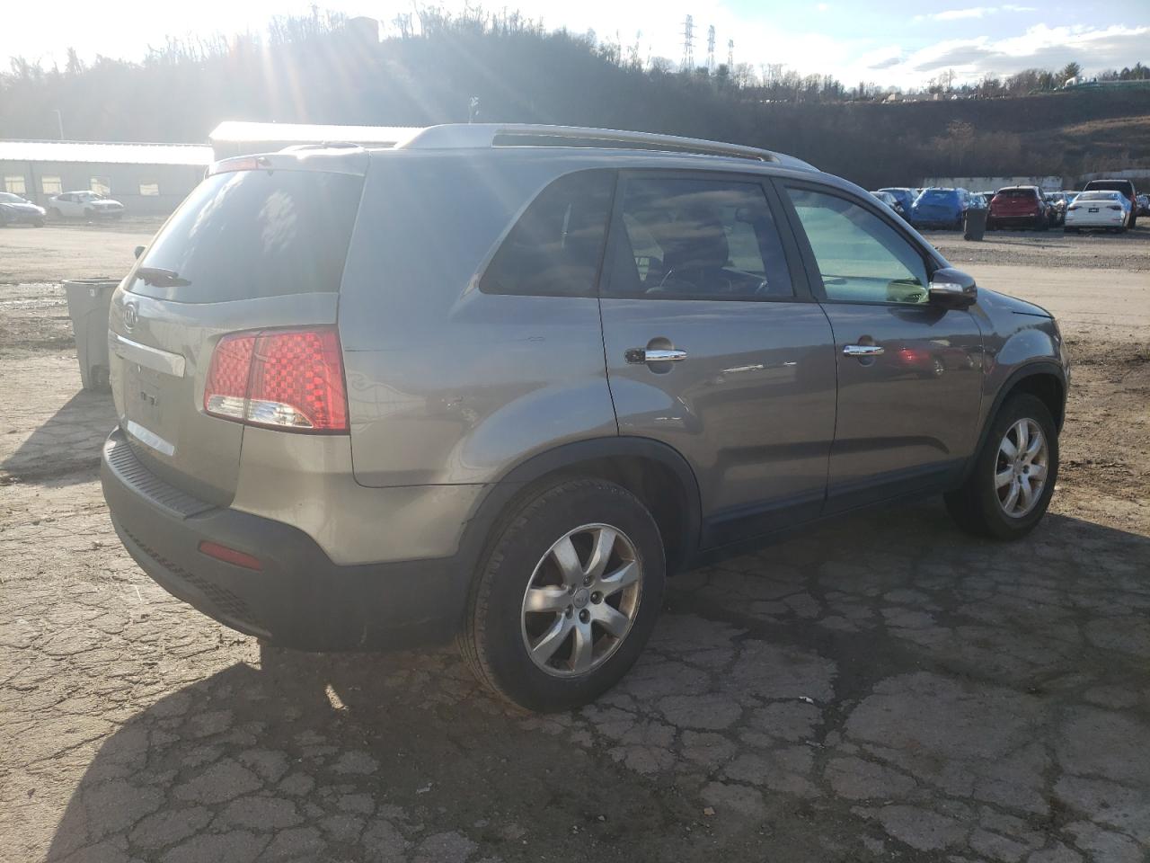 Photo 2 VIN: 5XYKT3A65DG384605 - KIA SORENTO 