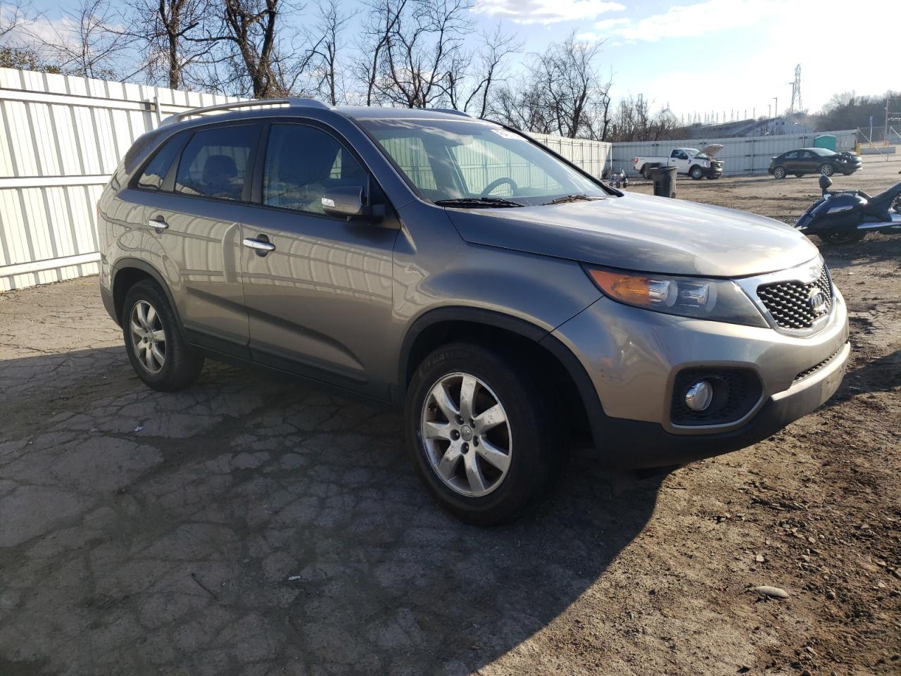 Photo 3 VIN: 5XYKT3A65DG384605 - KIA SORENTO 