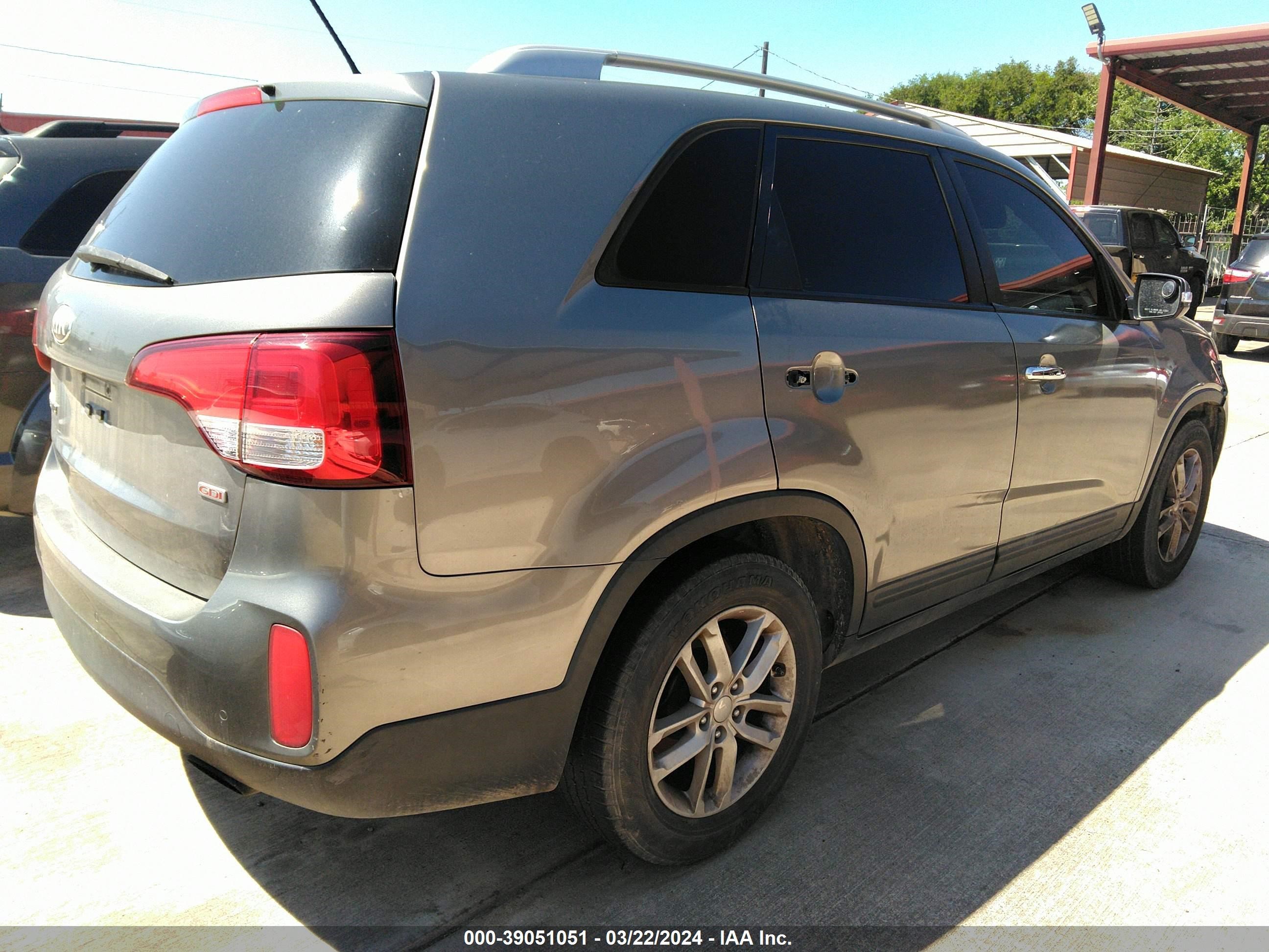 Photo 3 VIN: 5XYKT3A65EG439264 - KIA SORENTO 