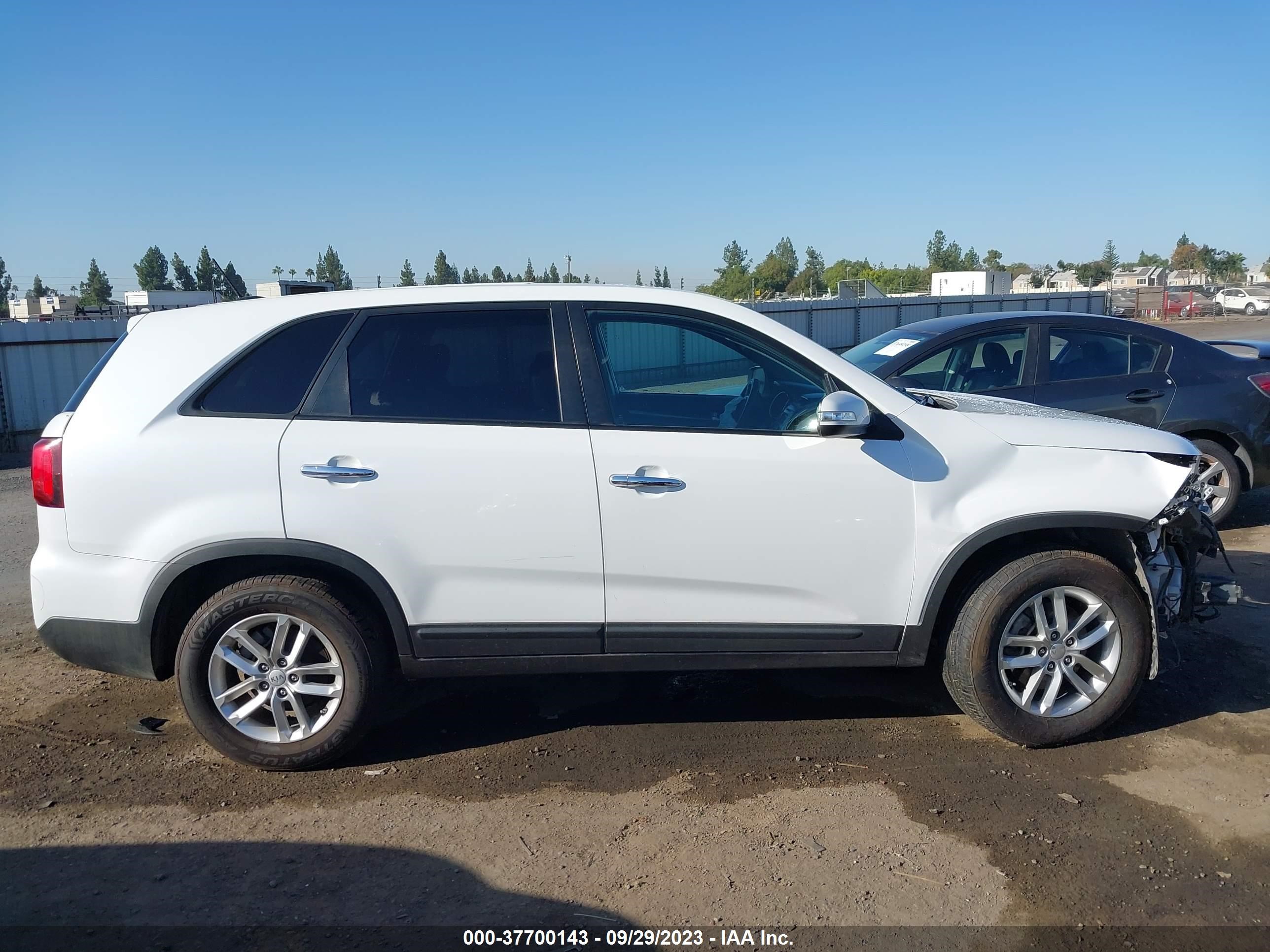 Photo 13 VIN: 5XYKT3A67FG599891 - KIA SORENTO 