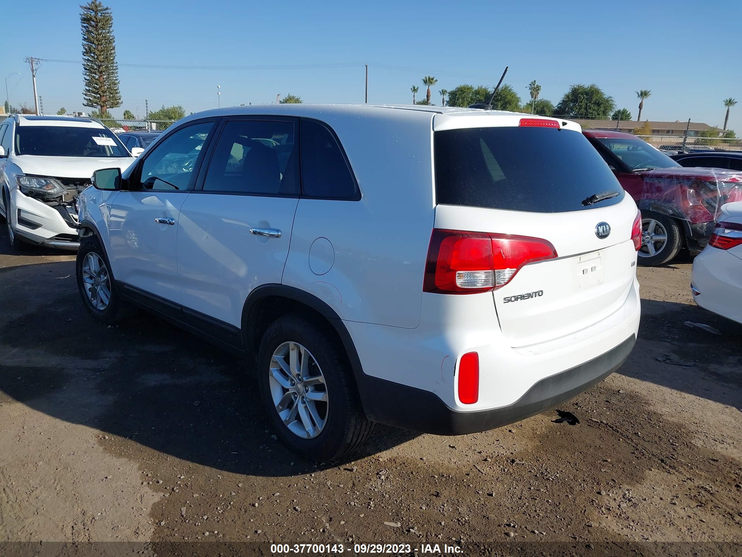 Photo 2 VIN: 5XYKT3A67FG599891 - KIA SORENTO 