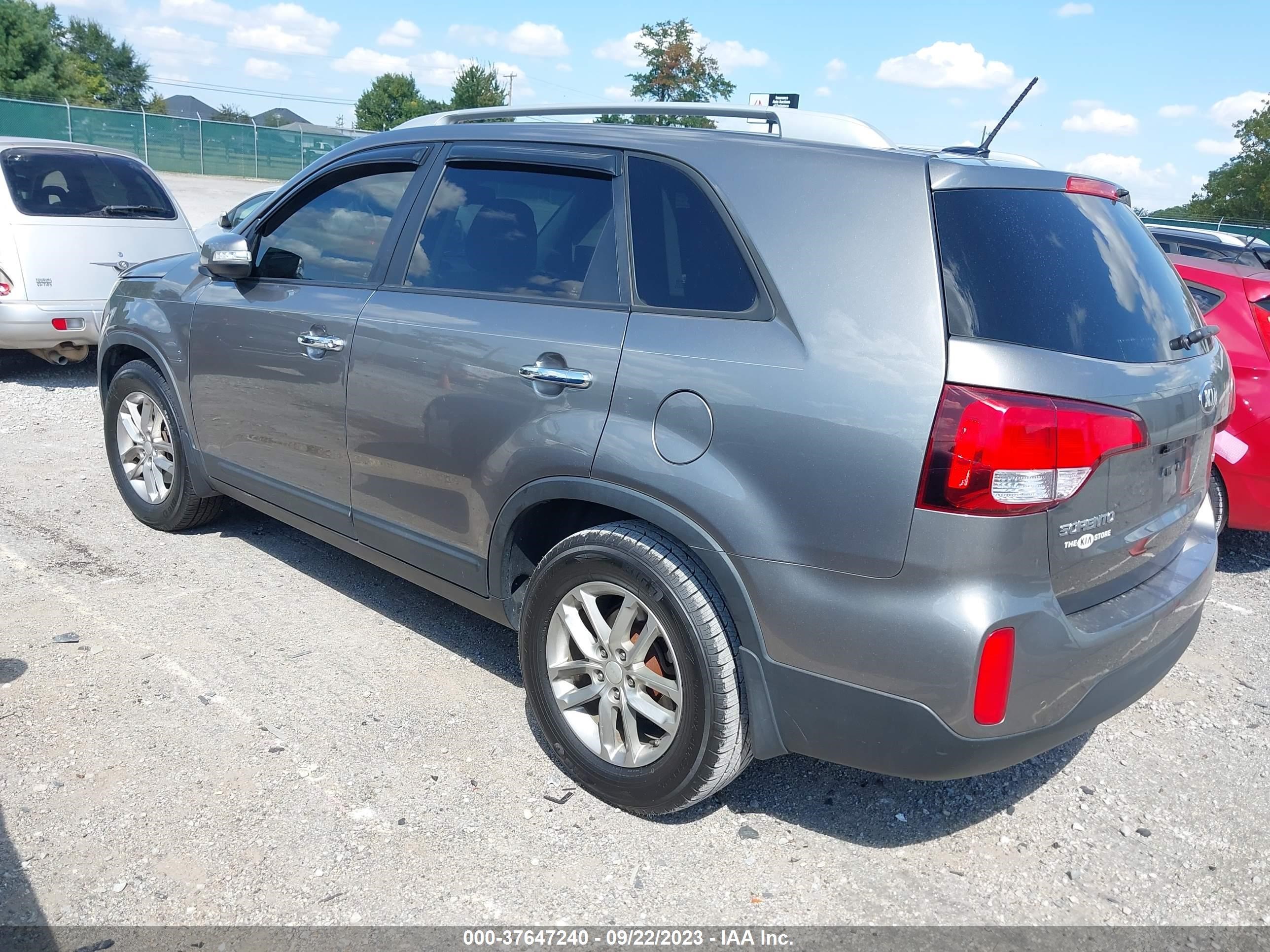 Photo 2 VIN: 5XYKT3A68EG441039 - KIA SORENTO 