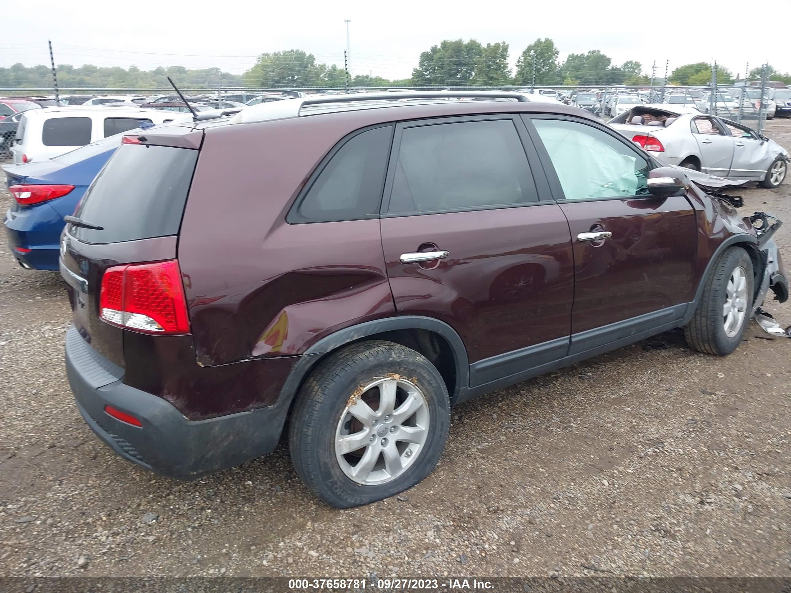 Photo 3 VIN: 5XYKT3A69DG327033 - KIA SORENTO 