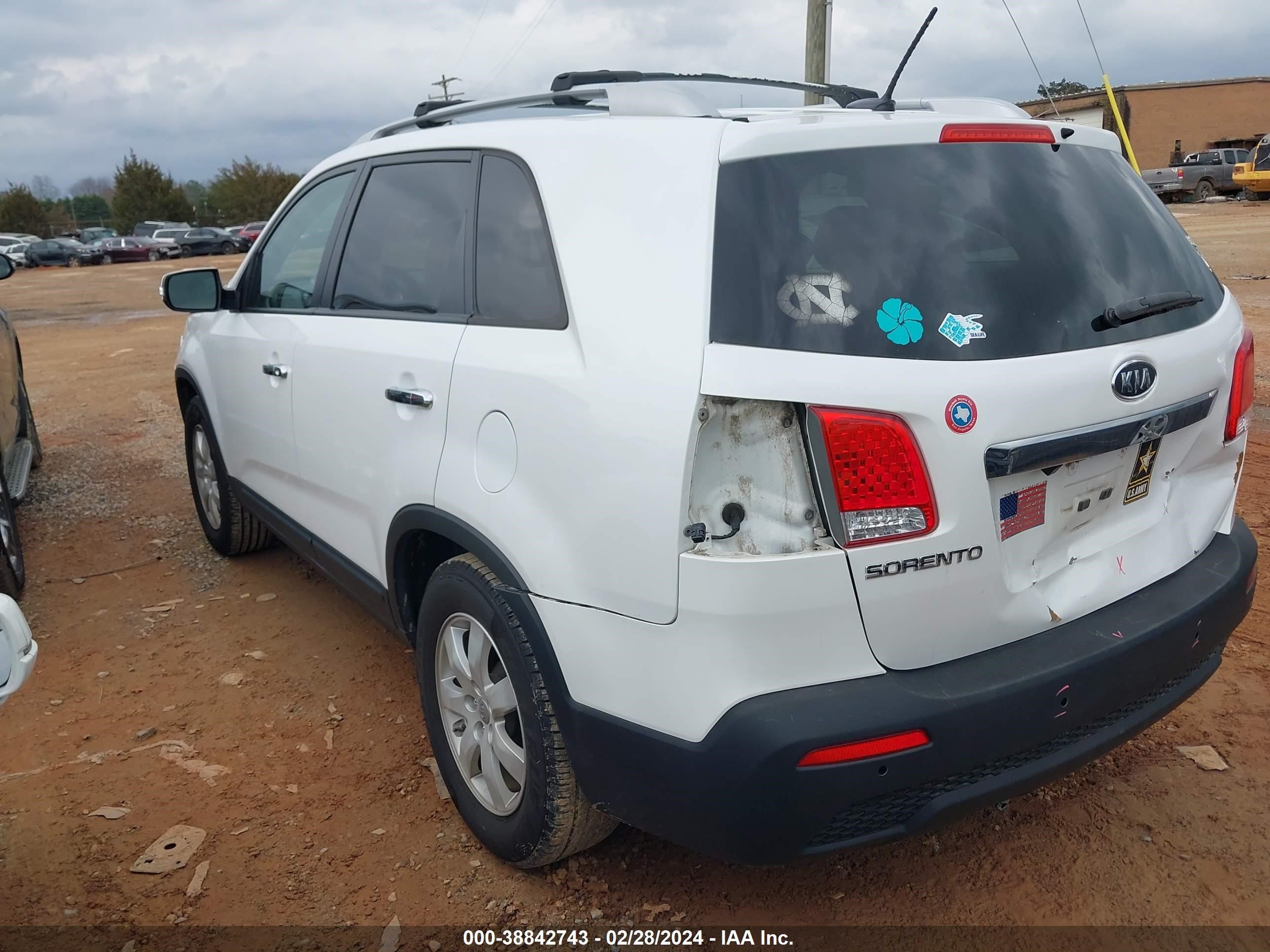 Photo 2 VIN: 5XYKT3A69DG346696 - KIA SORENTO 