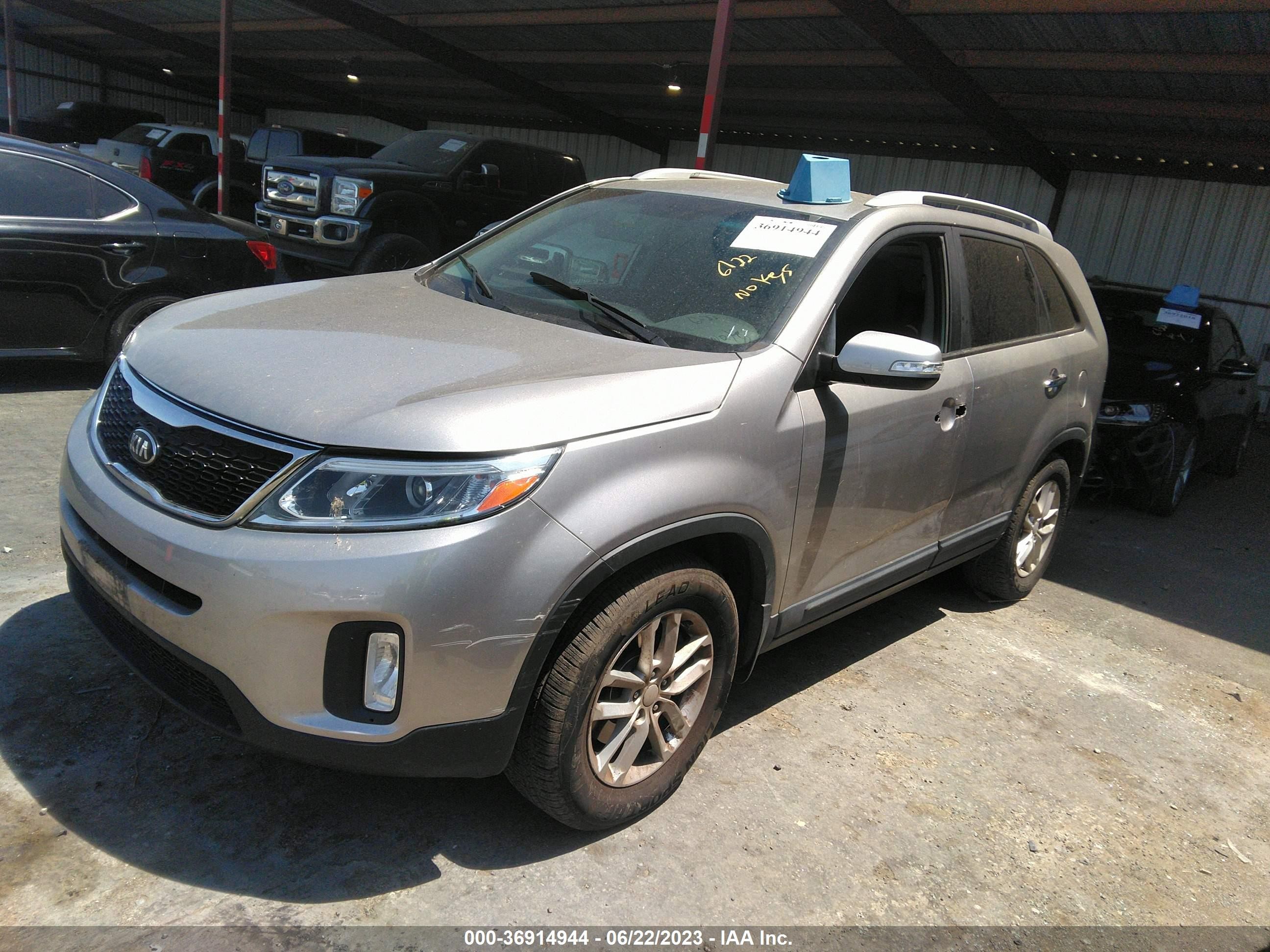 Photo 2 VIN: 5XYKT3A69EG452681 - KIA SORENTO 