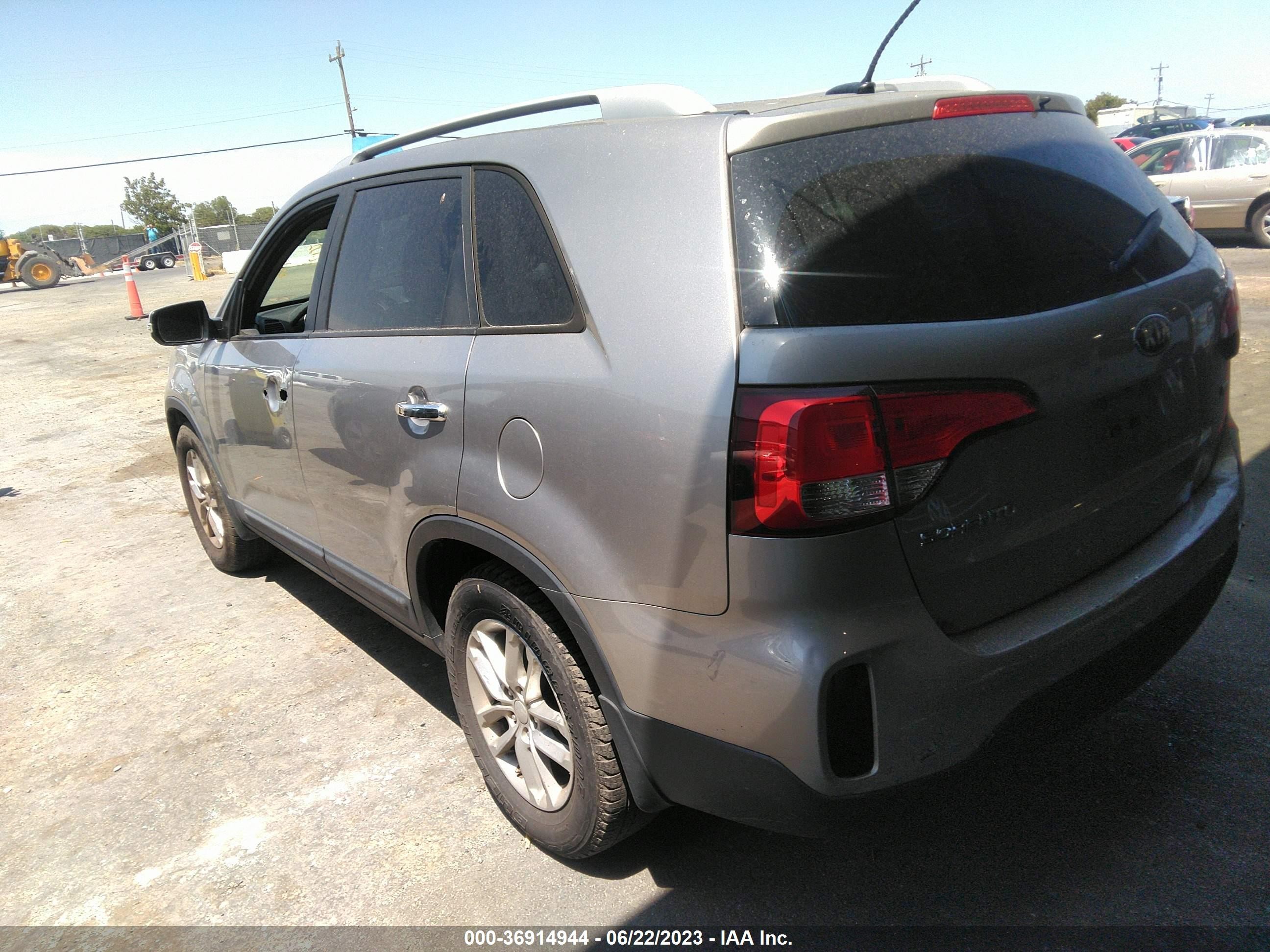 Photo 3 VIN: 5XYKT3A69EG452681 - KIA SORENTO 