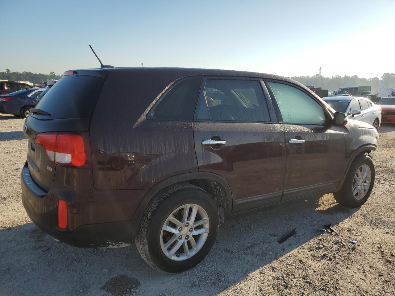 Photo 2 VIN: 5XYKT3A69FG619817 - KIA SORENTO 