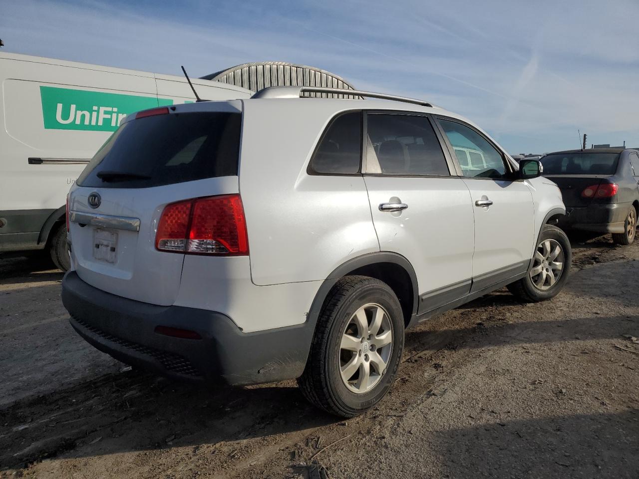 Photo 2 VIN: 5XYKT4A10BG083960 - KIA SORENTO 