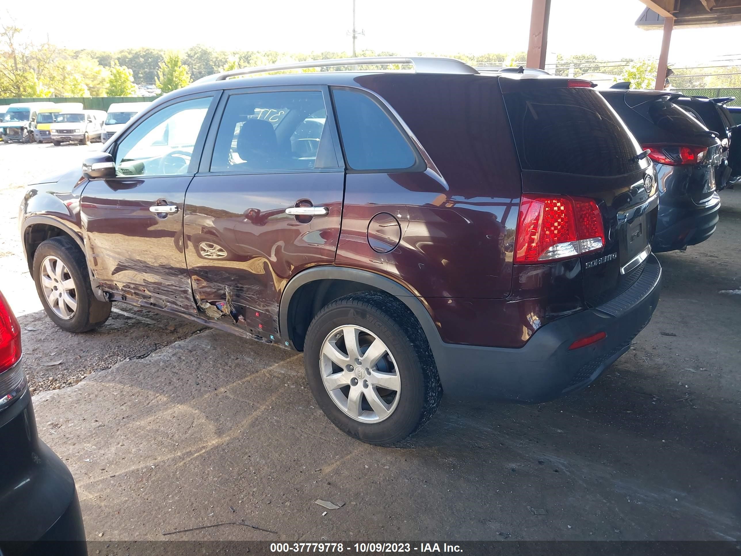 Photo 2 VIN: 5XYKT4A11BG130364 - KIA SORENTO 