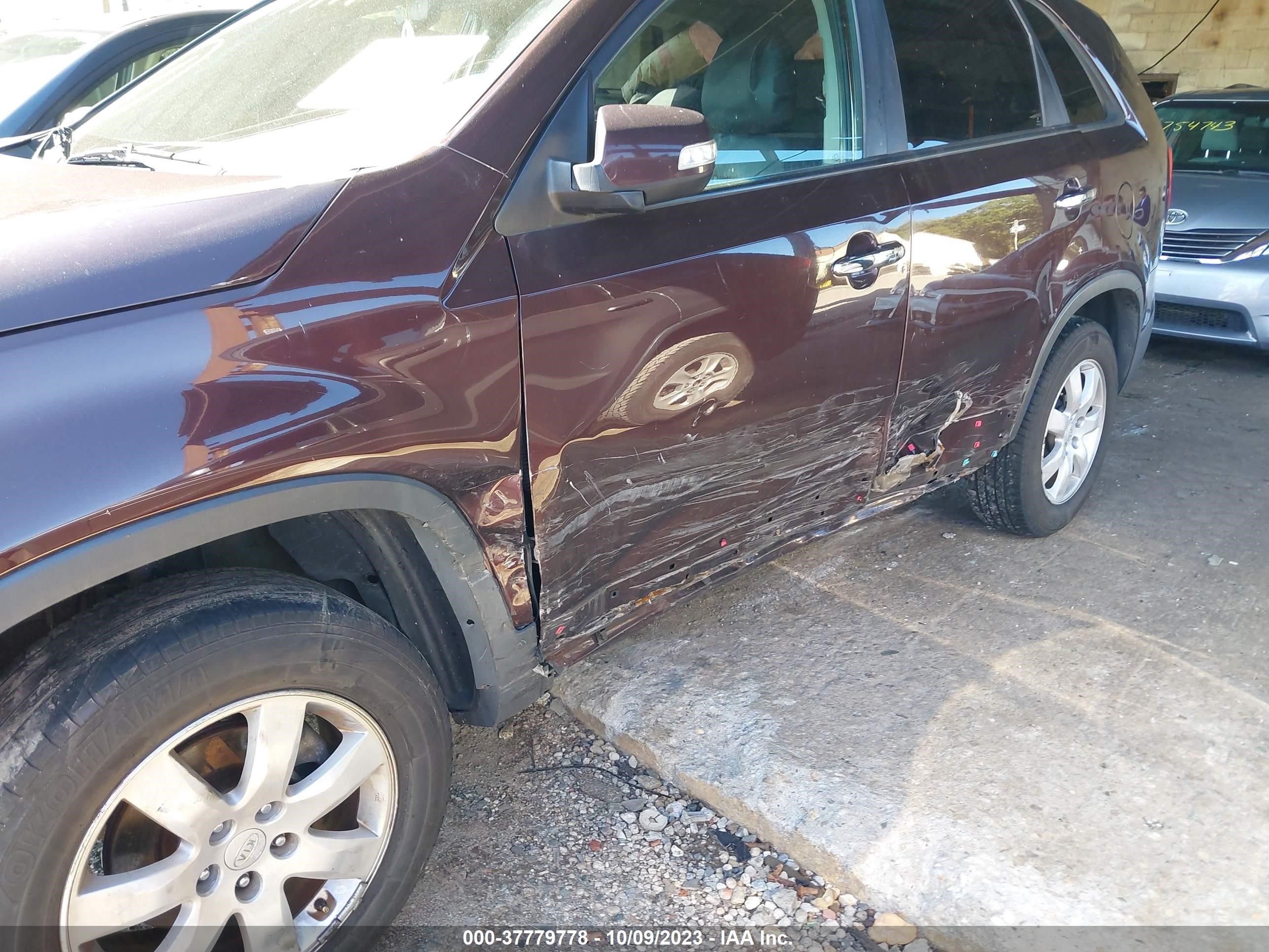 Photo 5 VIN: 5XYKT4A11BG130364 - KIA SORENTO 