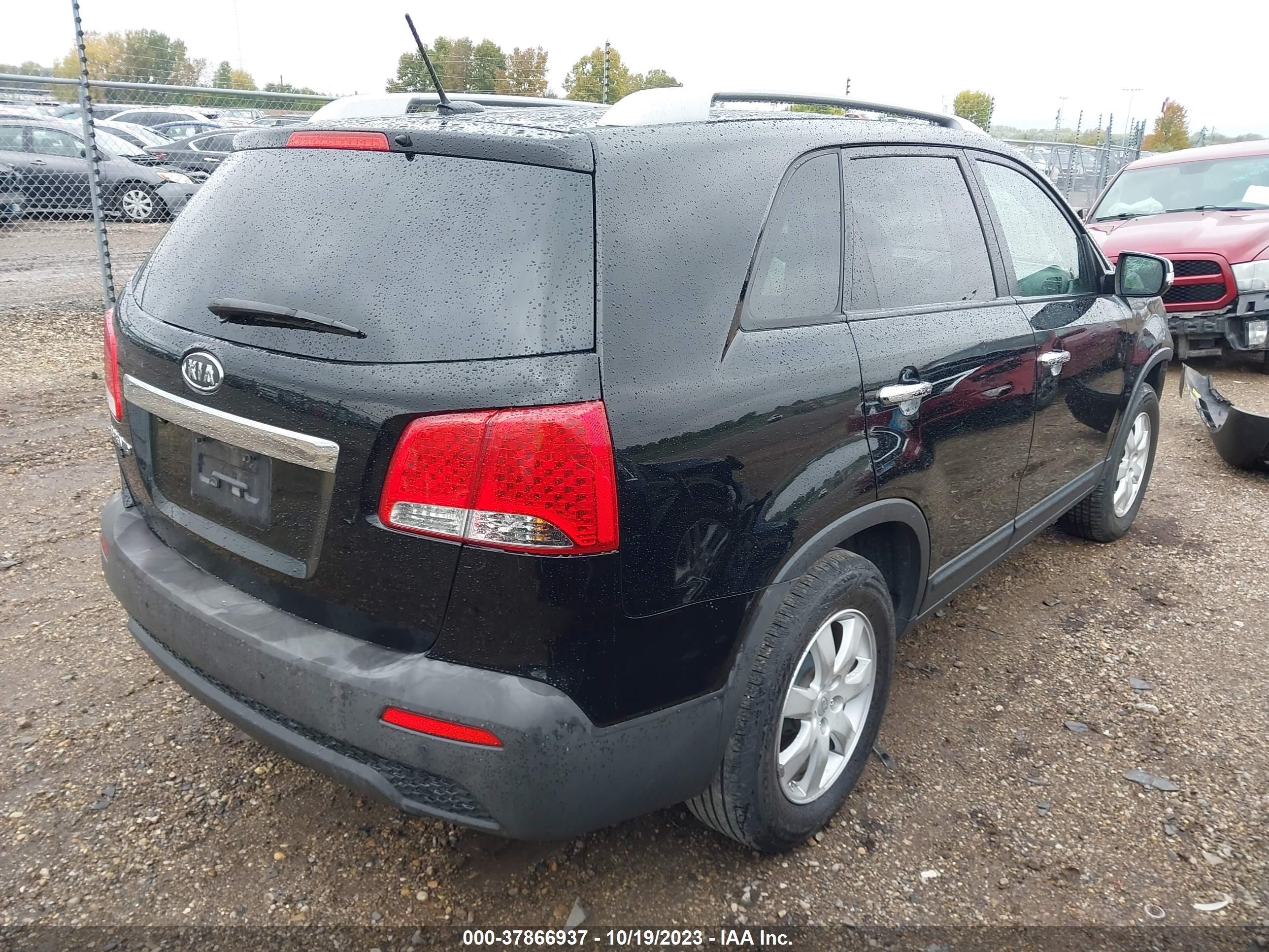 Photo 3 VIN: 5XYKT4A13BG099683 - KIA SORENTO 