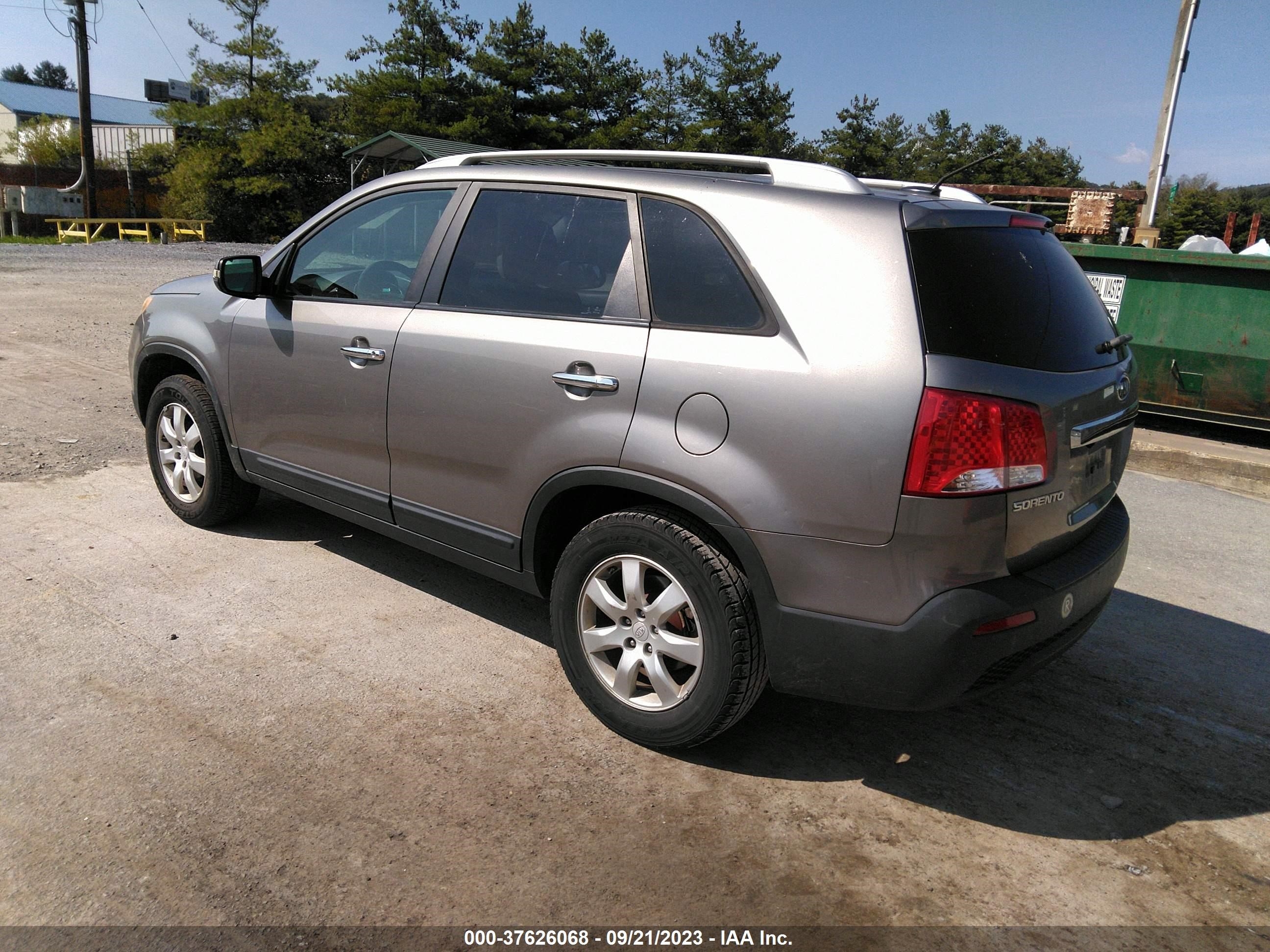 Photo 2 VIN: 5XYKT4A16BG112782 - KIA SORENTO 