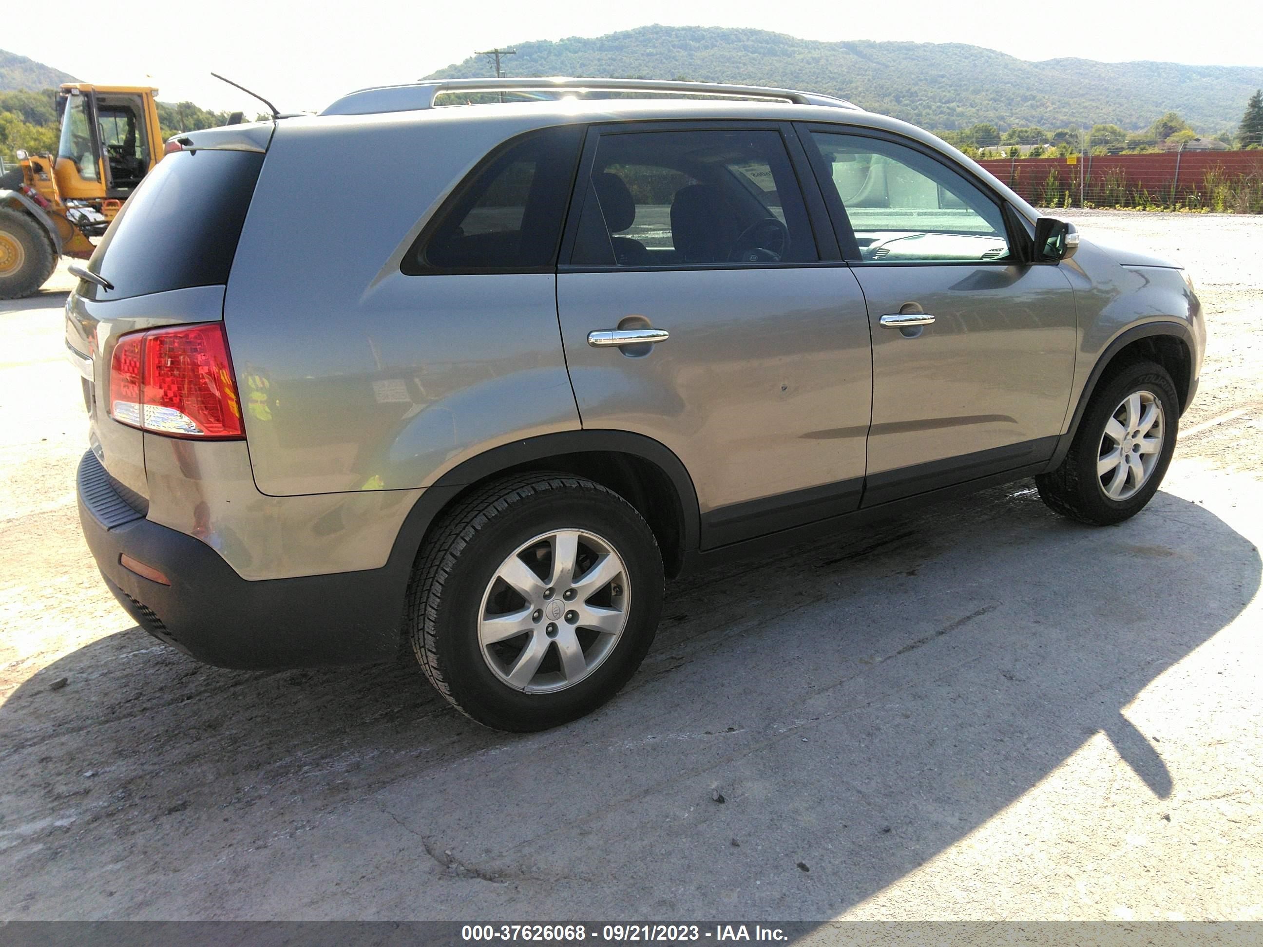 Photo 3 VIN: 5XYKT4A16BG112782 - KIA SORENTO 