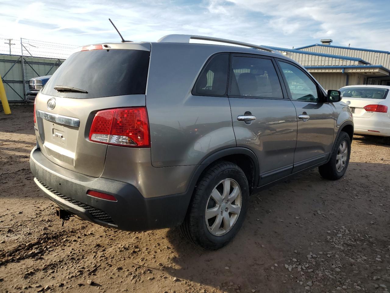 Photo 2 VIN: 5XYKT4A1XBG037326 - KIA SORENTO 