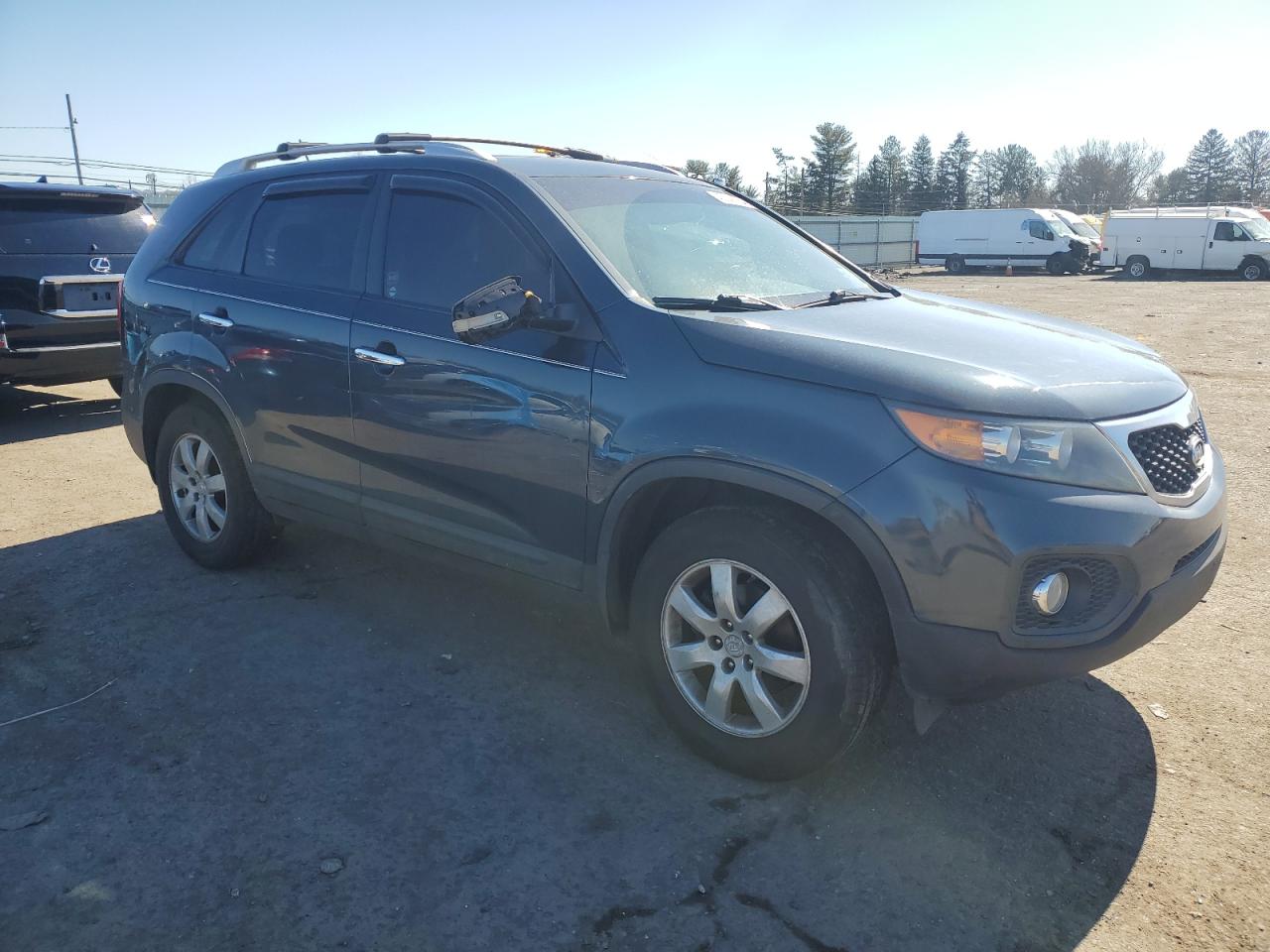 Photo 3 VIN: 5XYKT4A1XBG181927 - KIA SORENTO 