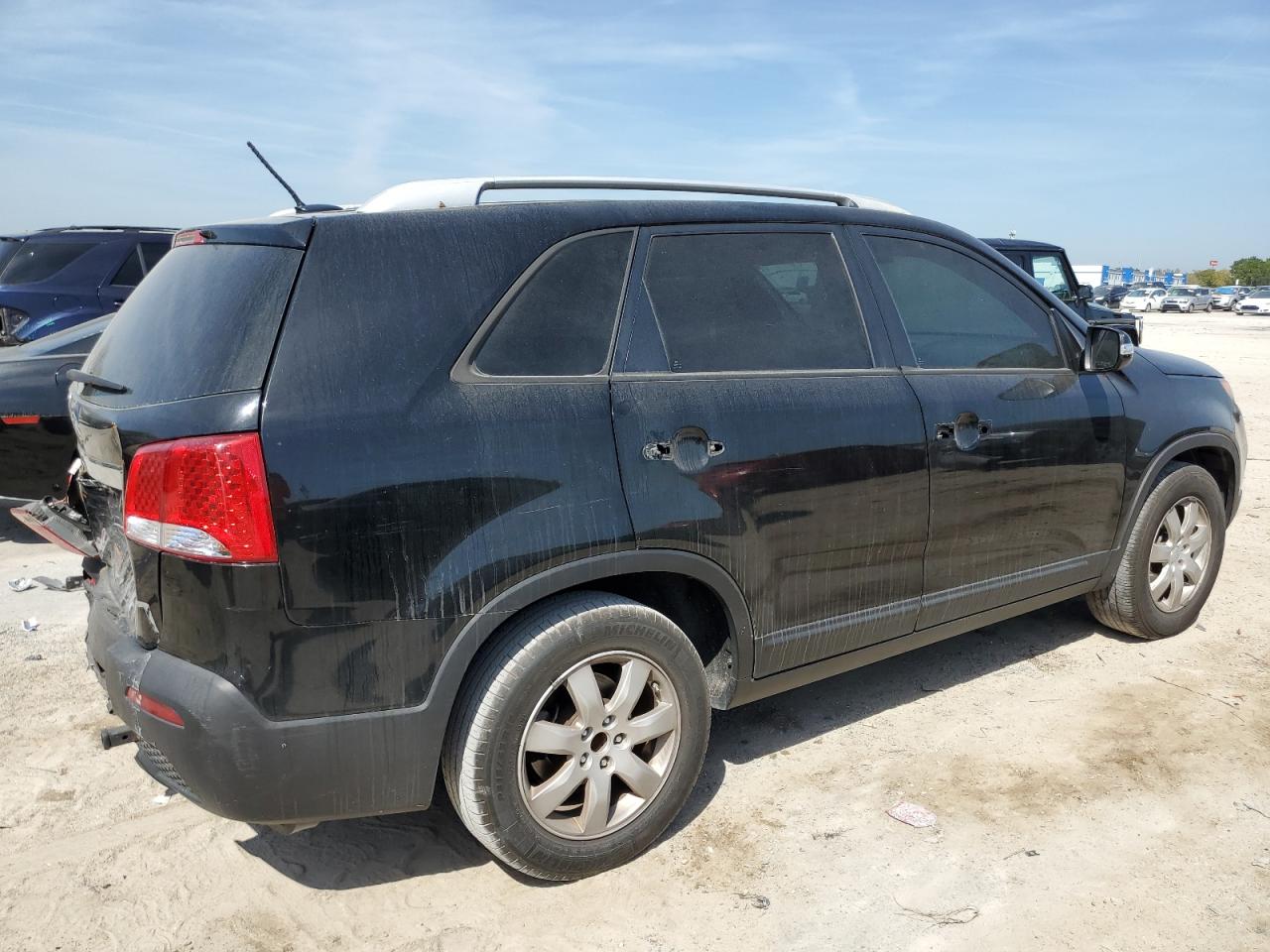 Photo 2 VIN: 5XYKT4A21CG241801 - KIA SORENTO 