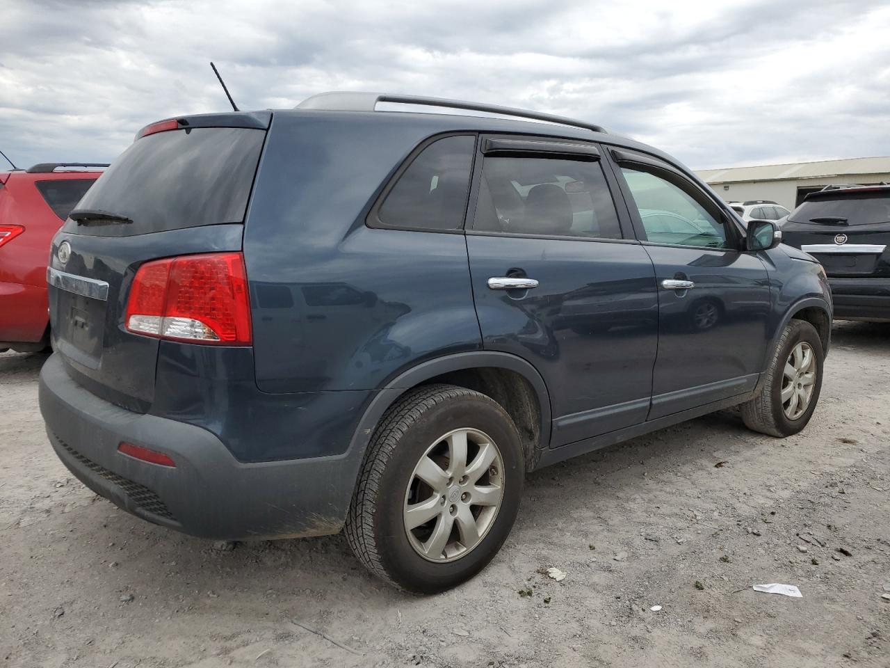 Photo 2 VIN: 5XYKT4A23BG123134 - KIA SORENTO 