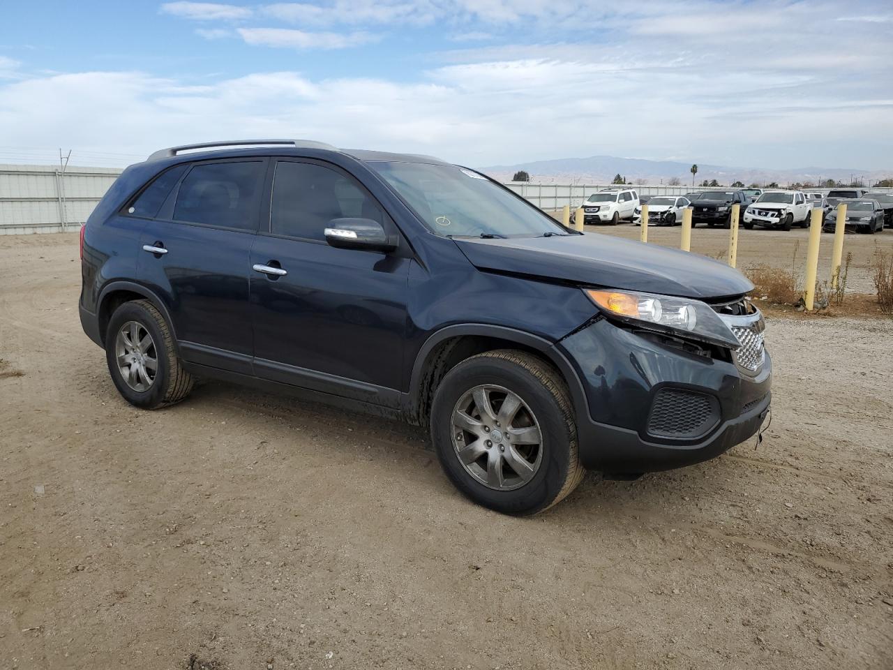 Photo 3 VIN: 5XYKT4A24CG235720 - KIA SORENTO 