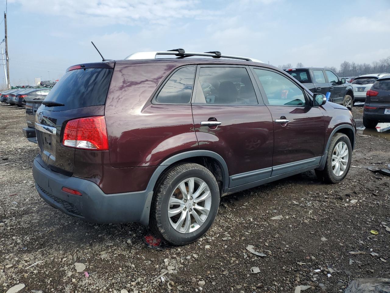 Photo 2 VIN: 5XYKT4A25BG165501 - KIA SORENTO 