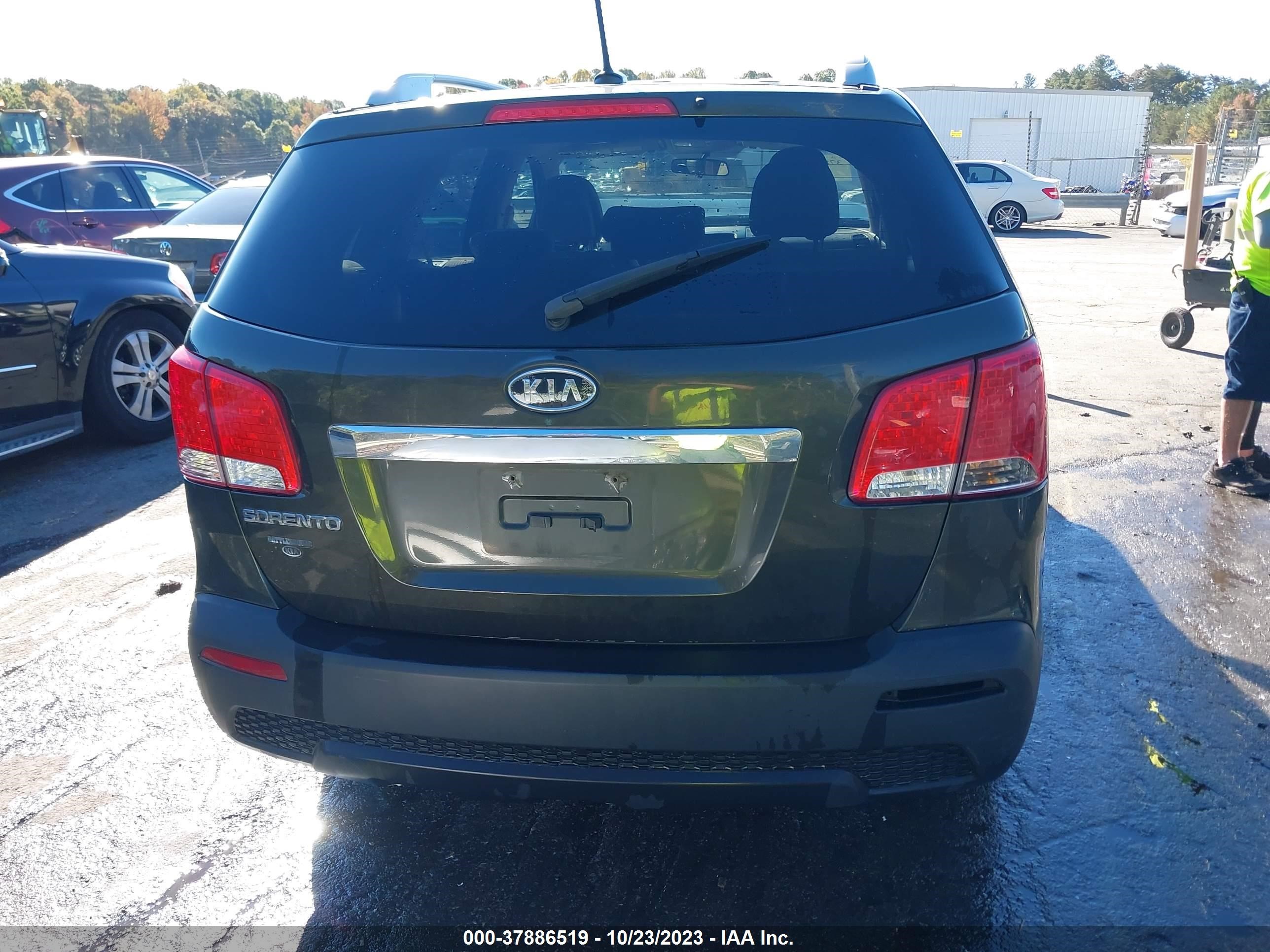 Photo 15 VIN: 5XYKT4A2XBG149519 - KIA SORENTO 