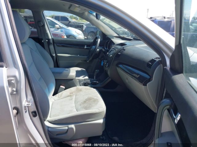 Photo 4 VIN: 5XYKT4A2XBG174548 - KIA SORENTO 